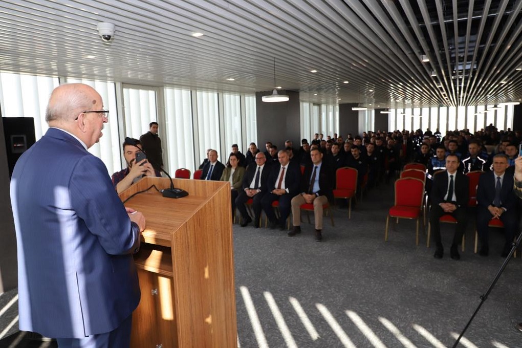 BAŞKAN ALBAYRAK, DEPREM BÖLGESİNDE GÖREV ALAN KAHRAMAN  PERSONELLE KUCAKLAŞTI