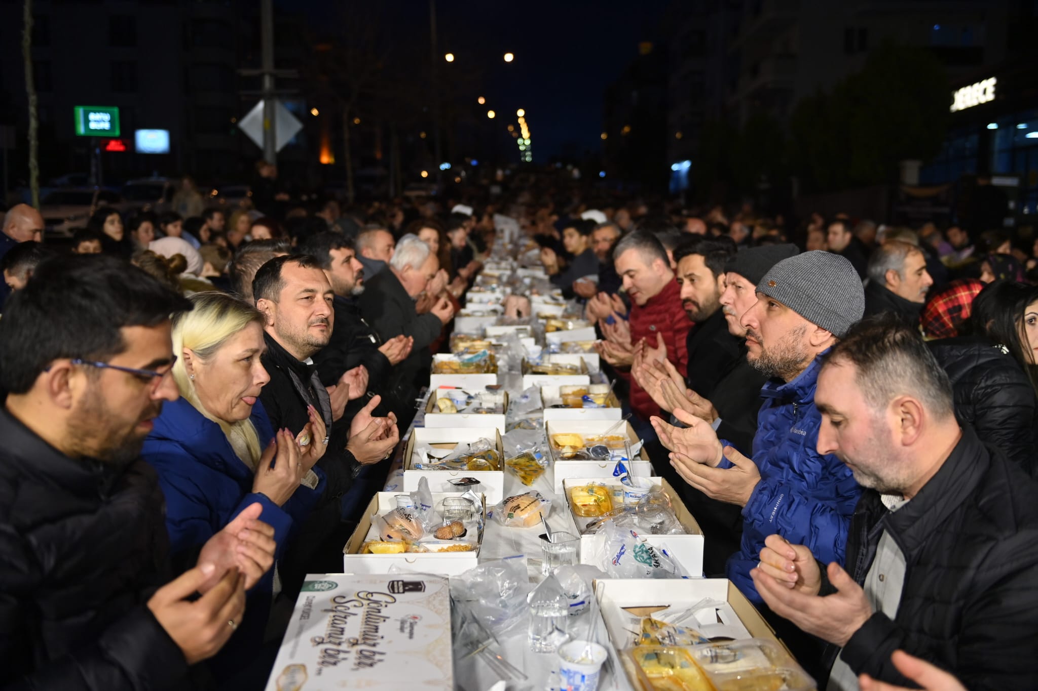 Gönül Sofraları ilk olarak Atatürk Mahallesinde kuruldu