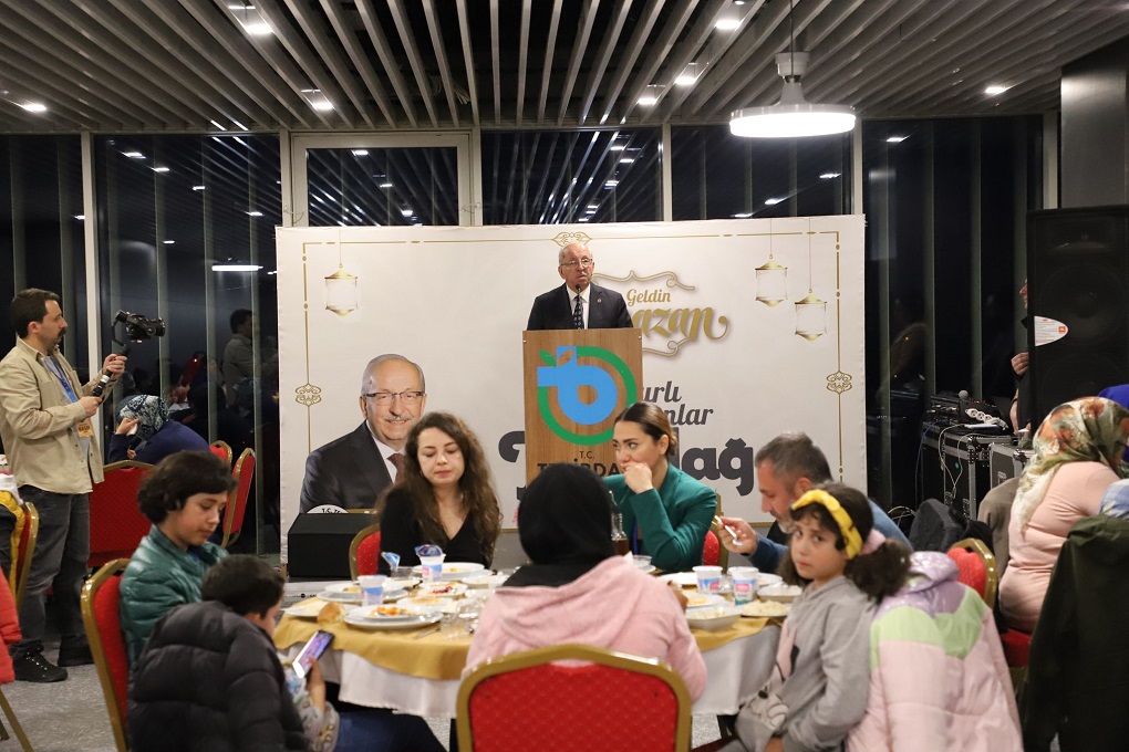 BAŞKAN ALBAYRAK DEPREMZEDE AİLELERLE İFTARDA BİR ARAYA GELDİ