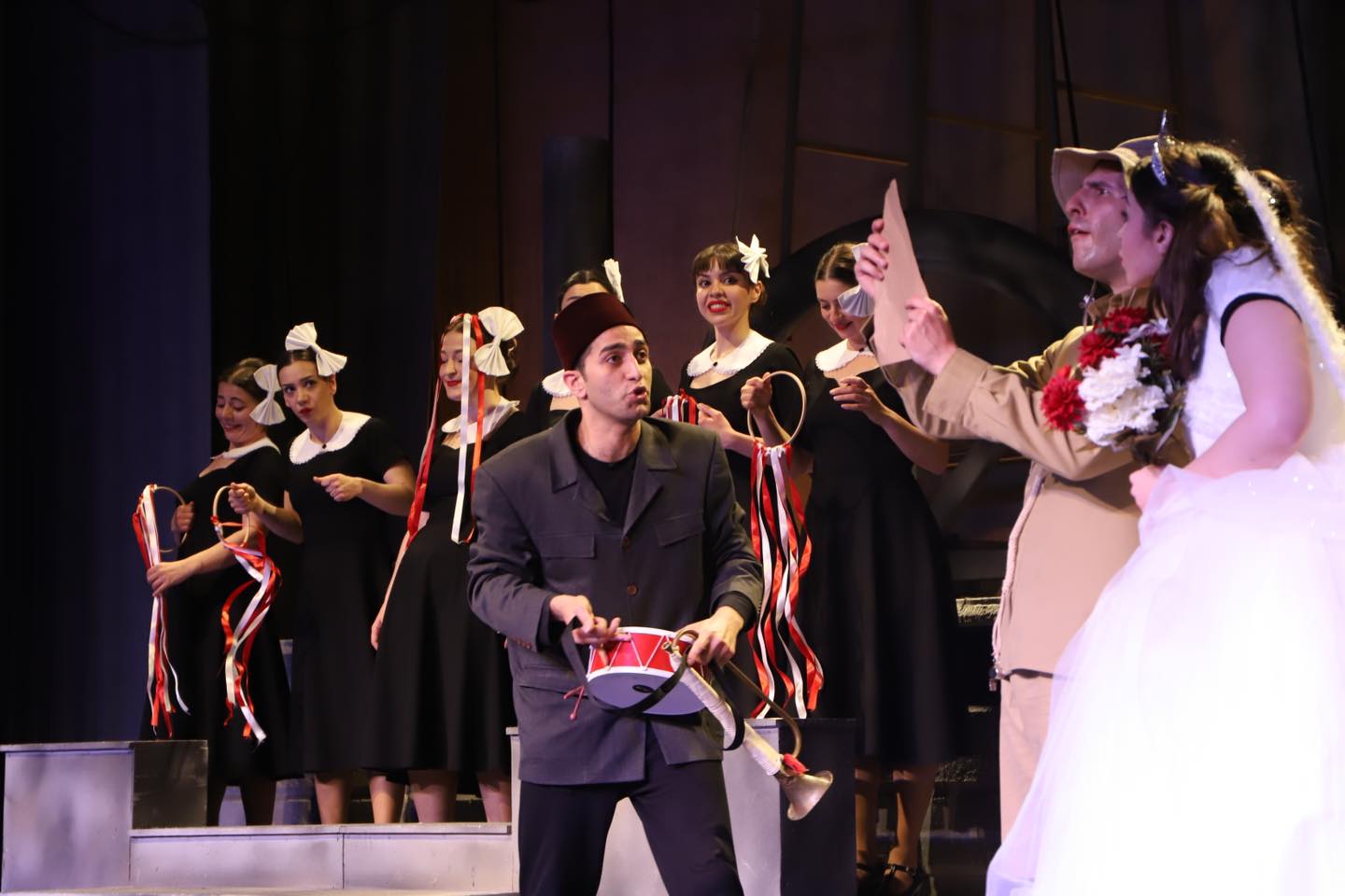 ŞEHİR TİYATROLARI İLK OYUNUYLA AYAKTA ALKIŞLANDI