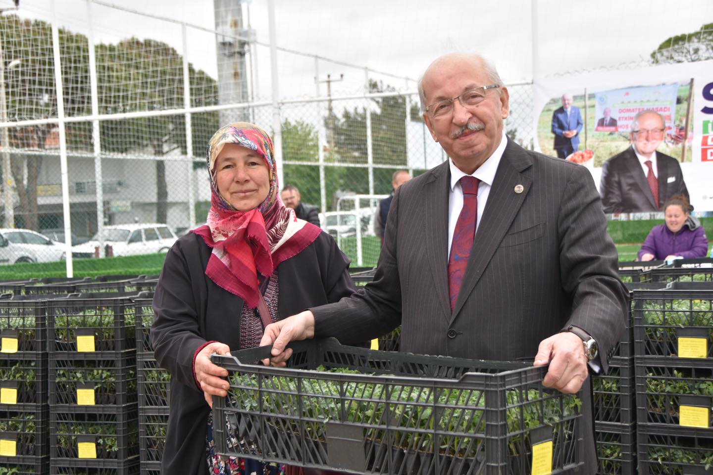 ŞARKÖY İLÇESİNDE ÜRETİCİLERE DOMATES FİDESİ DAĞITILDI