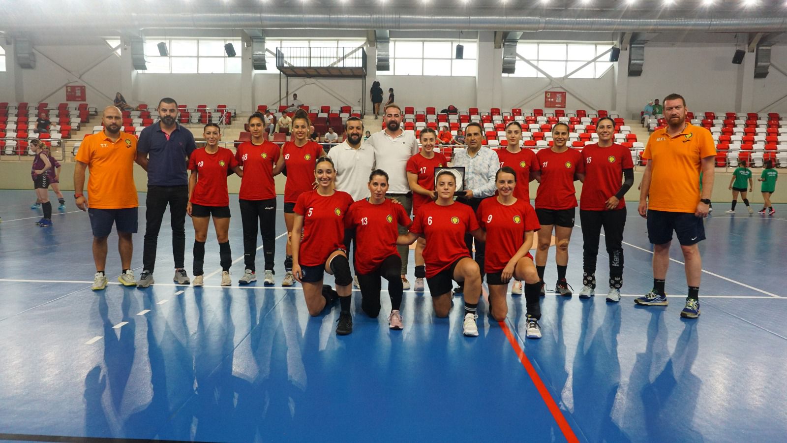 Kadın hentbolcular umut verdi