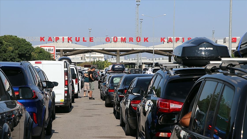 Sınır kapılarında son 5 yılın yolcu giriş-çıkış rekoru kırıldı