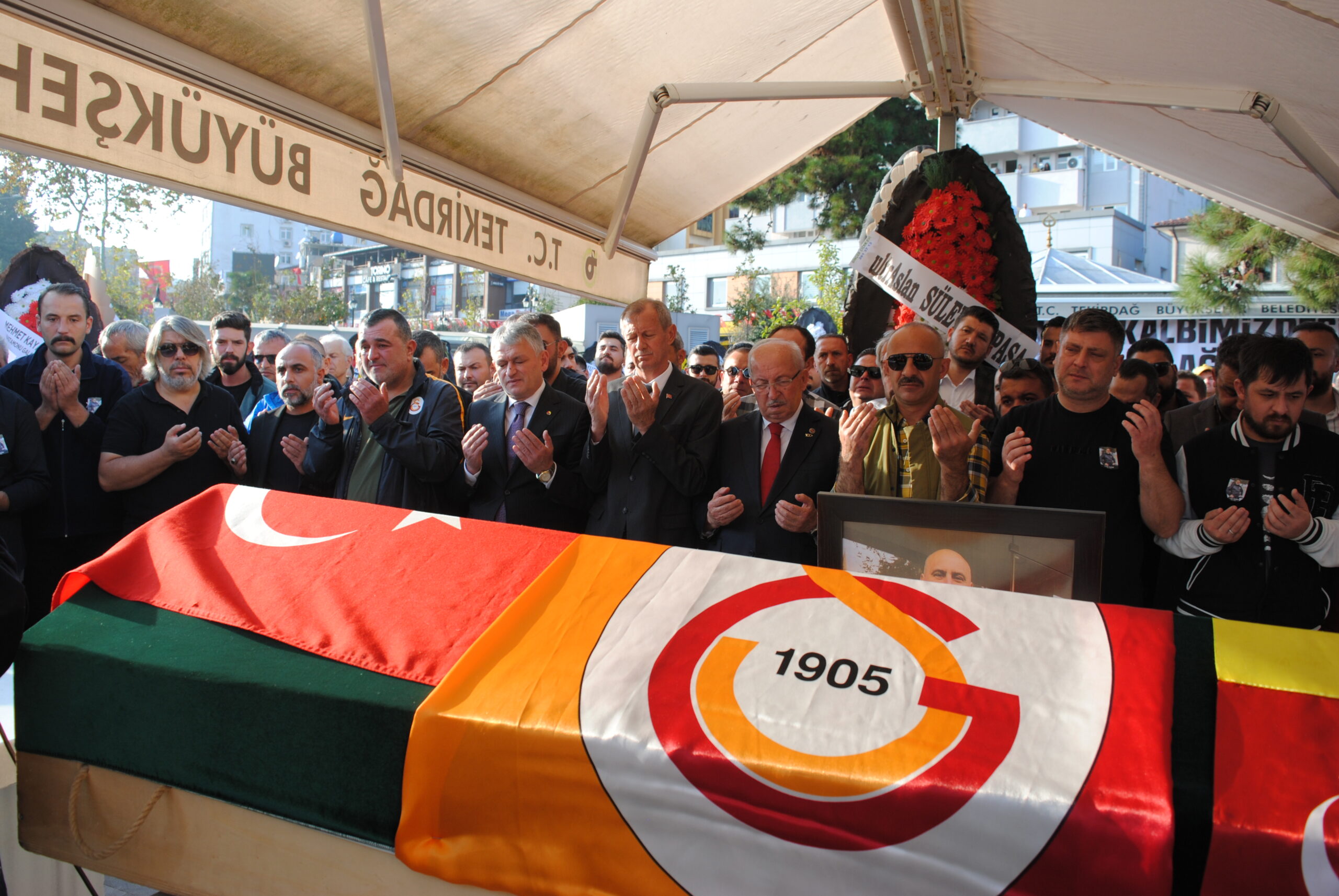 SEVENLERİNİ YASA BOĞDU ” CENAZESİ CAMİYE SIĞMADI