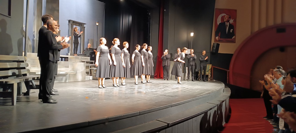 TEKİRDAĞ BÜYÜKŞEHİR BELEDİYESİ ŞEHİR TİYATROSU ADANA’DA AYAKTA ALKIŞLANDI