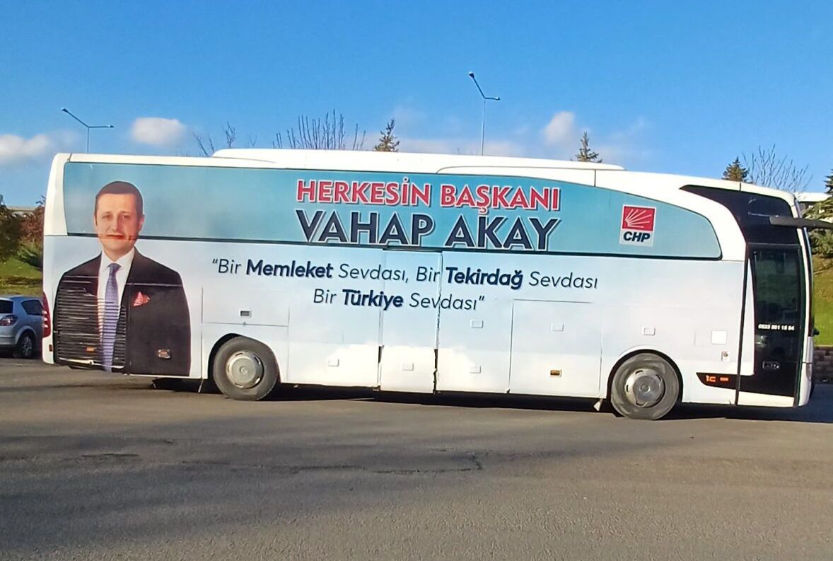 Vahap Akay Gümbür gümbür geliyor.