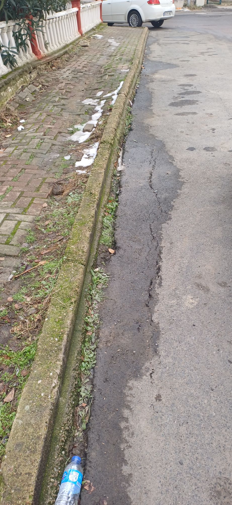 YOL TEHLİKE SAÇIYOR ,<br>KAZA GELİYORUM DİYOR !<br><br>Buraya acil müdahale gerekiyor.<br>100 yıl mah.özlem sok.<br>Alt yol Ebubekir Sıddık cami karşısında bulunan Güngor kent sitesi önünde ki yolda kayma var.<br><br>Yoldan geçen yayalar   ve araçlar  tehlike altında.<br><br>Her an yolun kayması sebebiyle yolu kullanan vatandaşın  maddi zararla  karşı karşıya kalabileceği gibi  ,yaralamalı  ölümlü kazalar olabilir .<br> toprak altında kalabilir.<br><br>Kaldırım çökmüş, istinat duvarı çökmek üzere durumda ve kaldırım yoldan ayrılmış durumda resimde görüldüğü gibi.<br><br>Neden Süleymanpaşa Belediyesi buraya müdahale etmiyor.