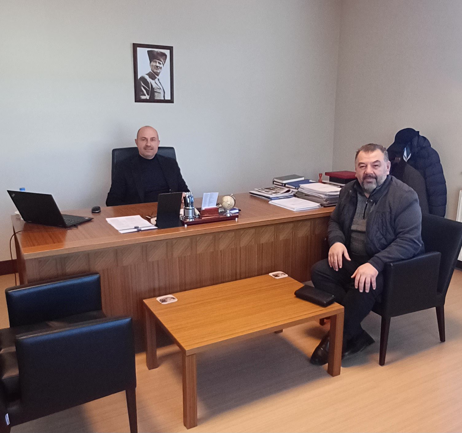 Pek food /Bolca mantı markasının yaratıcısı,<br>Tekirdağ’ın başarılı iş insanı Sevgili Kardeşim  Tansel ÖZSOY ‘u ziyaret ettim.<br><br>Tekirdağ Dumansız sanayi bölgesinde faaliyet gösteren 17000 metrekere kapalı alanı ve 500 kişilik personeliyle ülke çapında bir firma konumundadır.<br><br>Pek food ‘un ürettiği ürünler ülkemizin  her bir köşesinde satışı gerçekleşmektedir.<br><br>Hijyenik ve en son teknolojik makinalarla üretilen Pek food markalı  dondurulmuş ürünleri her zaman güvenerek mutfaklarınızda kullanabilirsiniz.<br><br>Ülke ve şehir ekonomisine sağladığı katkılardan dolayı kendisini kutluyor ve başarılarının devamını temenni ediyorum.<br><br>Tekirdağ Özgür Haber /Hasan Kayalaroğlu