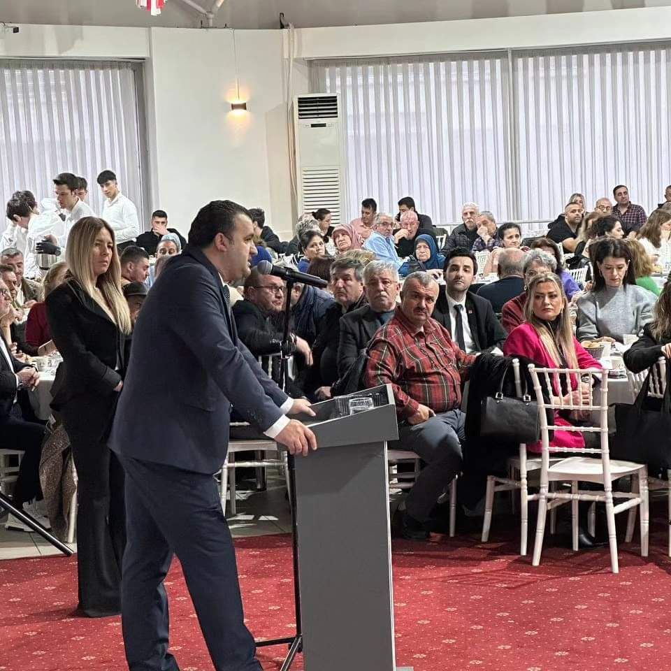 VOLKAN NALLAR SON NOKTAYI KOYDU.Tekirdağ Süleymanpaşa Belediye Başkan aday adayı Volkan Nallar  Cumhuriyet Halk Partisinin değerli üyeleri ile bir araya gelip Vizyonunu anlattı. Tekirdağ’ın en büyük Düğün Salonlarının  ikisini de partililer doldurdu    Partisinin  onurlu üyelerine sonsuz teşekkür etti. Yer kalmadığı için geri dönmek zorunda kalan üyelerimizden haklarını helal etmelerini istiyorum dedi<br><br>Size söz veriyorum. Bizlere göstermiş olduğunuz bu sevgiyi unutmayacak, bu şehri hep birlikte yöneteceğiz.<br><br>#SevdamızSüleymanpaşa #VolkanNallar #Tekirdağ #Süleymanpaşa