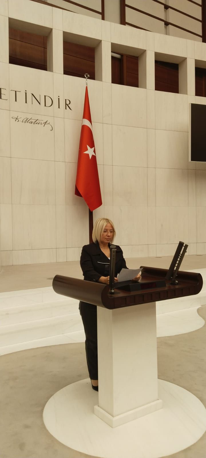 Tekirdag milletvekili Nurten Yontar mecliste seslendiSayın Başkan, <br><br>Açlık sınırı 16 bin liraya dayanmışken Cumhurbaşkanı tarafından “müjde” olarak açıklanan 10 bin lira en düşük emekli maaşının neresi müjde? <br><br>Bir de hiç sıkılmadan, şaka gibi 2024’ü Emekliler Yılı ilan ettiğinizi söyleyerek “Bu ücret emeklilerimizin hayat kalitesini artıracak, sosyal haklarını genişletecek; yeni hizmetleri devreye almak hedefimizdir.” iddiasında bulundunuz. <br><br>Resmen emeklilerle dalga geçiyorsunuz. <br><br>Her zaman söyledik ve söylemeye devam edeceğiz. <br><br>En düşük emekli maaşının asgari ücrete eşitlenmesini istiyoruz. <br><br>Emeklilerin tek beklentisi insanca yaşayabilecekleri bir ücrettir.<br><br>Buradan emekli vatandaşlarımıza çağrı yapmak istiyorum: <br><br>Emekliler olarak 31 Mart’ta sandığa gidin ve bunun hesabını iktidara sorun.