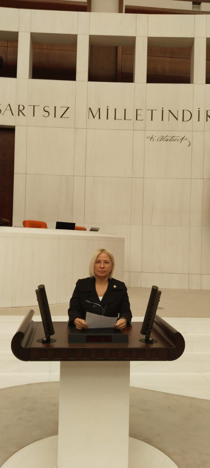 Milletvekili Nurten Yontar’dan Cumhurbaşkanı Erdoğan’ın Emekli Zammına Tepki<br>Cumhuriyet Halk Partisi (CHP) Tekirdağ Milletvekili ve TBMM Milli Eğitim, Kültür, Gençlik ve Spor Komisyonu Üyesi Nurten Yontar, Cumhurbaşkanı Recep Tayyip Erdoğan’ın emekli maaşlarına yapılan yüzde 5’lik zammı ve 2024 yılını “Emekliler Yılı” olarak ilan etmesini eleştirdi. Yontar, zammın yetersiz olduğunu ve emeklilerin ekonomik zorluklarla karşı karşıya bırakıldığını vurguladı.<br>Nurten Yontar, “Emeklilerimizin yaşadığı ekonomik sıkıntılar göz önünde bulundurulduğunda, yapılan bu zam adeta en az 20 yıl bu devlete prim ödemiş, emekliliğini hak etmiş insanlarımızla alay eder gibi olmuştur. Emeklilerimiz, AKP hükümeti döneminde yeterli desteği görmemiş ve ekonomik açıdan zorlu bir süreçten geçmiştir.” dedi.<br>Yontar, emekli maaşlarının asgari ücret seviyesinde olması gerektiğini belirtti ve “10 sene önce asgari ücretin üstünde olan emekli maaşları, şimdi asgari ücretin çok altında. Emeklilerimizi bu duruma mahkûm etmek kabul edilemez.” ifadelerini kullandı.<br>Ayrıca, Nurten Yontar hükümetin dış yardımlarına ve diğer harcamalarına atıfta bulunarak, “Devletimiz her şeye para bulurken, emeklilerimizin hak ettiği refahı sağlamakta yetersiz kalmıştır. Bu durum, emeklilerimize ve emeklerine duyulan saygısızlıktır.” şeklinde konuştu.<br>Yontar, emeklilere verilen zammın ve emekli maaşlarının, yaşanan yüksek enflasyon karşısında yetersiz kaldığını vurgulayarak, “2024 yılı emekliler yılı ilan edilmişken, emeklilerimizin gerçek anlamda refah içinde yaşayabilecekleri koşulların sağlanması gerekmektedir. Seyyanen en az 12 Bin Lira, enflasyon farkı ve refah payı gibi adımlar atılmalıydı.” dedi.<br>CHP Tekirdağ Milletvekili ve TBMM Milli Eğitim, Kültür, Gençlik ve Spor Komisyonu Üyesi Nurten Yontar, hükümetin emeklilere yönelik politikalarını eleştirerek, emeklilerin daha iyi koşullarda yaşaması için gereken adımların atılması çağrısında bulundu.