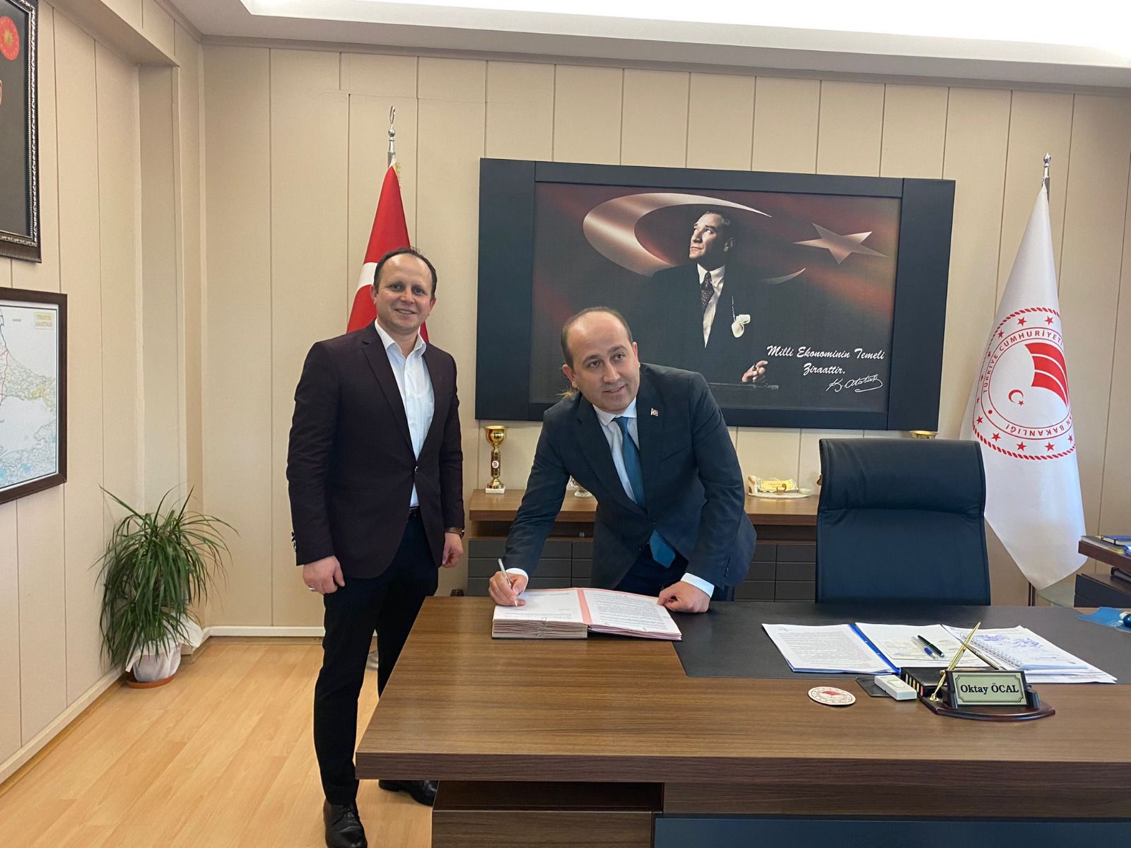 SÖZLEŞME İMZALANDI BUZAĞI KÜPELERİ ÜCRETSİZ<br>Tekirdağ DSYB ile Tekirdağ Tarım ve Orman İl Müdürlüğü arasında 2024 yılı için kulak küpesi uygulaması yetki devri sözleşmesi imzalandı.<br>Tekirdağ İli Damızlık Sığır Yetiştiricileri Birliği (DSYB) Başkanı Veteriner Hekim Ergin DURGUN ile Tekirdağ Tarım ve Orman İl Müdürü Veteriner Hekim Oktay ÖCAL 2024 yılı için kulak küpesi uygulaması yetki devri sözleşmesine imza attılar. Sığır cinsi hayvanların tanımlanması ve tescili yönetmeliği kapsamında imzalanan sözleşme çerçevesinde, Birlik üyelerinin işletmelerinde doğan buzağıların küpelenmesi, kayıt altına alınması ve düşen kulak küpelerinin takılması işlemlerinin Birlik personelleri tarafından yapılacağı açıklandı.<br> Birlik Başkanı Ergin DURGUN; hizmet odaklı bir yönetim anlayışı içindeyiz, tek amacımız üyelere hizmet etmek! 2024 yılında üyelerimizin doğan buzağılarının kulak küpesi uygulamasını ÜCRETSİZ yapacağız. Bu hizmetimizin üyelerimize faydalı ve hayırlı olmasını diliyorum diyerek, hizmetlerinin artarak devam edeceğini söyledi.