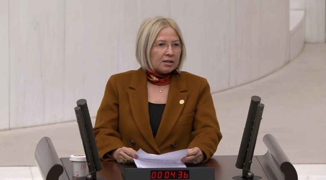 TEKIRDAĞ CHP MİLLETVEKİLİ NURTEN YONTAR MECLISTE KURSUDEN SESLENDİ Sayın Başkan, <br><br>Türkiye tarihinde görülmemiş bir özelleştirme uygulamasına giden AKP Hükûmeti cumhuriyetin kazanımı ve birikimi olan ne varsa adeta haraç meraç sattı. <br><br>Özelleştirmeden yaklaşık 71 milyar dolar gelir elde eden Hükûmet, paraları betona gömdü. <br><br>Şirketler, fabrikalar, limanlar, oteller, enerji tesisleri bitti; şimdi sıra koylara, yeşil alanlara, tarım ve orman arazilerine geldi. <br>Recep Tayyip Erdoğan’ın imzasıyla yayımlanan özelleştirme kararı kapsamında Türkiye genelinde 2,5 milyon metrekare arazi için özelleştirme kararı verildi.<br><br>Bu araziler Ankara, Aydın, Batman, Kırklareli, Edirne, Mersin, Adana, Konya, Antalya, Muğla, İstanbul, İzmir’dedir. <br><br>Çeşme, Bodrum, Köyceğiz, Marmaris, Kemer, Manavgat, Alanya’da çıkan yangınların bir sebebi varmış. <br><br>Resmî Gazete Hükûmet emlak ofisine döndü.