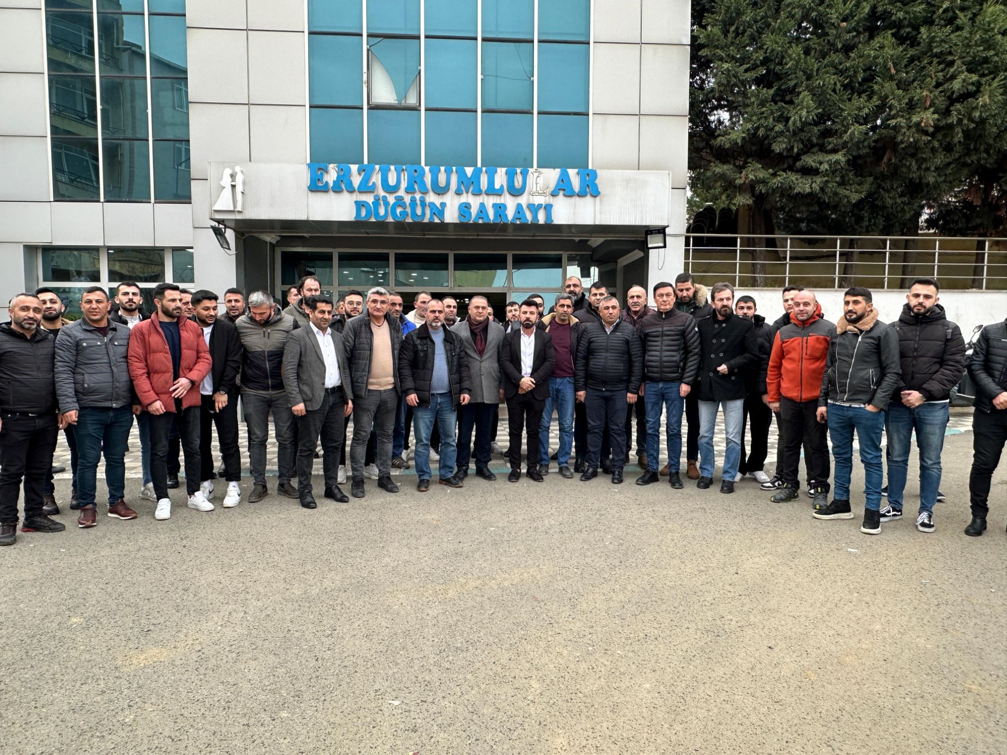 İş İnsanı Şimşek Nişancı Büyükşehir Adaylığını Açıkladı<br><br>Tekirdağ Erzurumlular Derneği Başkanı İş İnsanı Şimşek Nişancı, Tekirdağ Bağımsız Büyükşehir Adaylığını açıkladı. Açıklamaya Tekirdağ’da bulunan STK temsilcileri ve üyeleri de yoğun ilgi gösterdi.<br><br>Tekirdağ Erzurumlular Derneği’nde düzenlediği basın açıklamasında Tekirdağ Bağımsız Büyükşehir Adaylığını açıkladı. Dernek binasındaki açıklamaya yoğun ilgi oldu.<br><br>YOĞUN KATILIMLA ADAYLIĞINI AÇIKLADI<br><br>Tekirdağ’a hizmet için yola çıktığını iafade eden Nişancı, “Değerli Başkanlarım, uzaktan yakından açıklamama teşrif saygıdeğer misafirlerim, siz değerli basın mensuplarımız bugün burada, sizlerle önemli bir kararı paylaşmak üzere bulunuyorum. Havasını soluduğum, güzel şehrimiz Tekirdağ’a bağımsız Büyükşejir Belediye Başkan Adaylığımı açıklıyorum. Tekirdağ’ın geleceği için adım atma vakti geldiğine inanıyorum. Beni bu yolda yalnız bırakmadığınız hepinize ayrı şükranlarımı sunarım. Şehrimizin potansiyelini en üst düzeye çıkarmak, adil ve şeffaf bir yönetim anlayışıyla hizmet etmek için buradayım” dedi.<br><br>‘HERKESE EŞİT MESAFEDEYİM’<br><br>Nişancı, “Yıllardır hem iş hayatının içinde hemde Tekirdağımızın en büyük STK’larından biri olan Tekirdağ Erzurumlular Derneği Başkanlığı görevini yürütüyorum. Şehrimizin potansiyelini yakından tanıyorum. Tekirdağ, tarih, kültür ve doğal güzellikleriyle dolu bir şehir. Ancak, bu potansiyeli değerlendirmek, herkesin refah içinde yaşadığı bir şehir inşa etmek için daha fazla çaba sarfetmemiz gerekiyor. Bu mücadelede, bağımsız bir lider olarak, her partiye ve her kesime eşit mesafede durarak şehrimize hizmet edeceğime söz veriyorum” dedi.<br><br>‘DAHA YAŞANABİLİR BİR TEKİRDAĞ İÇİN YOLA ÇIKTIM’<br><br>Nişancı, “İnsanımızın sorunlarını dinleyecek, ihtiyaçlarını anlayacak ve çözümler üreteceğim. Katılımcı bir yönetim anlayışıyla, hep birlikte daha güçlü bir Tekirdağ inşa etmek için yan yana geleceğiz. Bize güvenin, birlikte başaralım. Tekirdağ için daha aydınlık bir yarın için, birlikte omuz omuza çalışalım. Hep birlikte, Tekirdağ’ı daha yaşanabilir ve kalkınmış bir şehir haline getirelim. Sizleri destekleriniz için şimdiden teşekkür ederim. Birlikte büyük işlere imza atmak için, yola çıktığım bu kutlu görevde bana eşlik etmenizi bekliyorum. Sağlıcakla kalın, Tekirdağ’ımıza ve hepimize hayırlı olsun!” dedi.