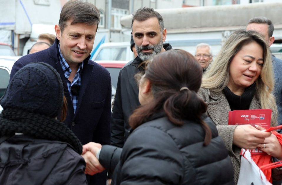 Cumhuriyet Halk Partisi Tekirdağ Büyükşehir belediye başkanlığına en güçlü aday adaylarından olan ve 2 Dönemdir Çerkezköy ilçe belediye başkanlığını başarı ile yürüten Vahap Akay, edinilen bilgilere göre CHP genel merkez nezdinde yapılan anketlerde açık ara önde gittiği öğrenildi. <br><br>Öten yandan, CHP Genel Başkanı Özgür Özel, Tekirdağ İl Başkanı Şenol Özgür Taşmerdivenli ve ilçe başkanları ile dün bir araya geldi. Toplantıda, il ve ilçe başkanların büyük çoğunluğunun Tekirdağ Büyükşehir Belediye Başkan adayının Vahap Akay olması yönünde görüş belirttiği öğrenildi. Görüşmede heyet gerekçe olarak, Burada, il ve ilçe başkanları ve bölgeleriyle ilgili bilgiler aktardı. Başkanların büyük çoğunluğu, Büyükşehir Belediye Başkanı adayının Vahap Akay olması yönünde görüş bildirdi. Gerekçe olarak da Akay’ın belediyecilik tecrübesi, genç olması ve il genelinde tanınan, sevilen bir kişi olması gösterildi. Ayrıca Akay’ın aday gösterilmesi durumunda büyükşehir ve 11 ilçeyi kazanma ihtimallerini çok yüksek olduğunu aktarıldı.<br><br><br>Yine, Parti içerisinde yetkili  kaynaklardan edinilen bilgiye göre, Vahap Akay’ın Çerkezköy ilçe belediye başkanlığındaki başarısı, CHP genel merkezi tarafından olumlu değerlendirildiği dile getirildi. Tekirdağ Büyükşehir belediye başkanlığı için adaylık sürecinde kamuoyunu etkileyecek projeler ve vaatlerle ön plana çıkması da başka bir ihtimal. Akay’ın Adaylık süreci ve seçim kampanyası, bölgesel siyaset dinamikleriyle şekillenecek önemli bir süreci işaret ediyor.<br><br>Akay’ın Çerkezköy ilçe belediye başkanlığındaki iki dönemlik başarılı performansı, onu Tekirdağ Büyükşehir belediye başkanlığı için güçlü bir aday isim haline getiriyor. CHP genel merkezi tarafından anketlerde isminin açık ara önde olduğu bilgisi, partinin seçim stratejisi açısından etkileyici bir gelişme olarak değerlendirilebilir. Akay’ın bölgedeki sosyo-ekonomik ihtiyaçlara yönelik çözüm odaklı projeleri ve halkın güvenini kazanmış olması, adaylığını güçlendirecek unsurlar arasında yer alabilir. Bu süreçte kamuoyuyla etkileşime geçmesi ve seçim vaatlerini net bir şekilde ortaya koyması, tüm ilçelerdeki ziyaretleri ve çalışmaları il genelindeki seçmenlerin dikkatini çekiyor. Akay’ın adının açıklanması güçlü bir olasılık olarak gündemdeki sıcaklığını koruyor..