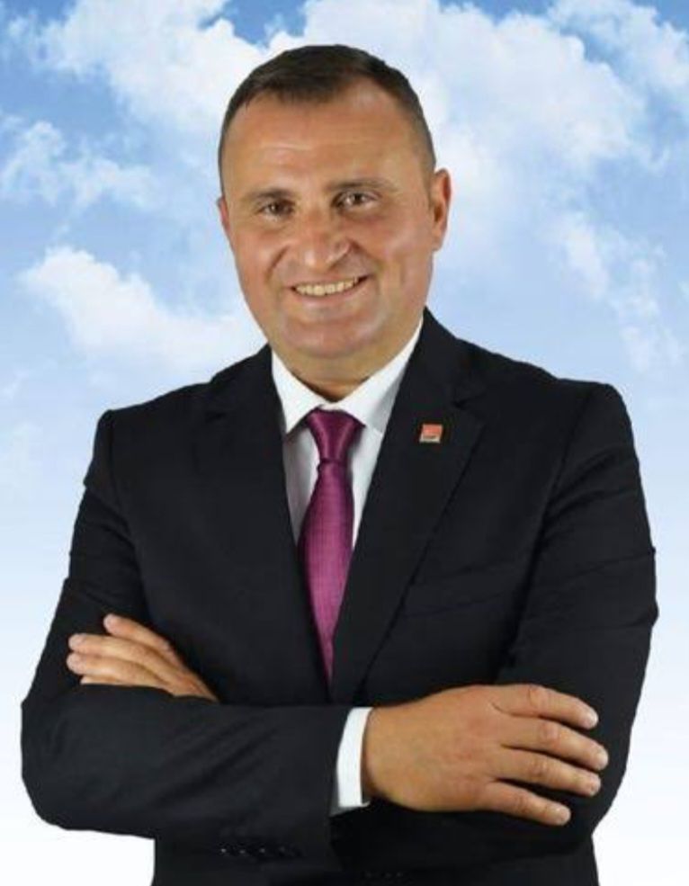 CHP Aday adaylarında yaprak dökümü !<br><br>Süleymanpaşa Belediye Başkanlığı seçimleri için aday adaylığını açıklayan <br>ve açıkladıkları günden itibaren yoğun çalışma içine girerek mücadele eden aday adaylarından Hasan Aydık ve Erdin Eral aday adaylığından çekildiklerini bildirdiler.<br><br>21 ocak 2024 tarihinde yapilacak ön seçim Temayül yoklamasında Dokuz adayın CHP üyelerinin karşısına çıkması beklenirken  Hasan AYDIK ve Erdin ERAL’ IN çekilmesi sonucunda yedi Belediye Başkan  aday adayı sandığa gidecek.<br><br>Tekirdağ Özgür Haber