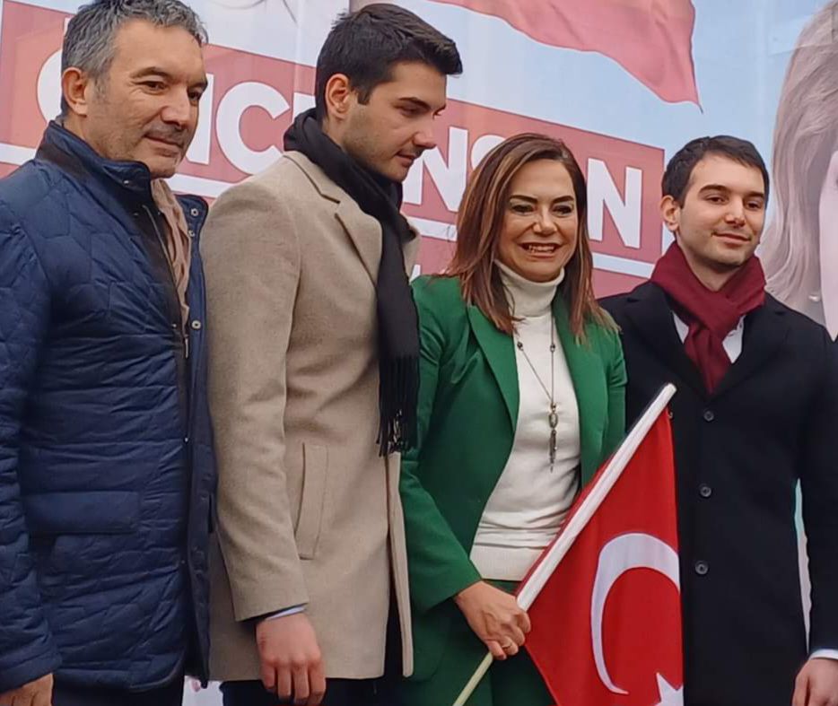 YÜCEER ŞOK GECİRDİ ! CHP Büyükşehir Belediye Başkan adayı Candan Yüceer ilk mağlubiyetini Muratlı ilçesinde aldı.<br>Desteklediği aday adayı 95 oy aldı.<br><br>Muratlı ilçesinde belediye başkan adayını belirleme Temayül yoklamasında  784 0y kullanıldı.<br><br>Varol TÜREL 243 oy alırken <br>Candan Yüceer in desteklediği Sedat GÜRLER 95 oy aldı.<br><br>CHP  il ve ilçe örgütlerinin  destegini alamayan Candan Yüceer  aday belirmede yanlış kişilere destek verdiği partililer   tarafından konuşulanlar arasında.<br><br>tekirdagozgurhaber