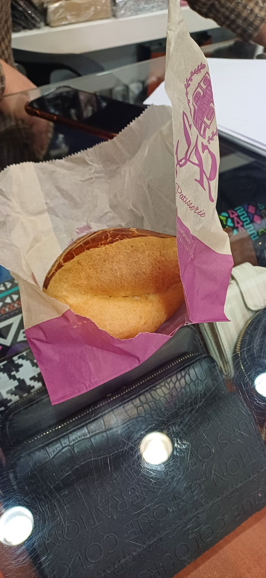 Avuç içi kadar poğaça 15 tl <br>satılıyor .<br>Lokantacılar ve pastacılar odasından verilen  Tarife böyle 15 tl . <br>Bu fiyata satan pastane verilen Tarife  böyle diyor.<br>Tüketici ayıptır,  günahtır bunlarda hiç vicdan kalmamış diyor. <br>Çık bakalım işin içinden çıkabilirsen ! <br>tekirdagozgurhaber