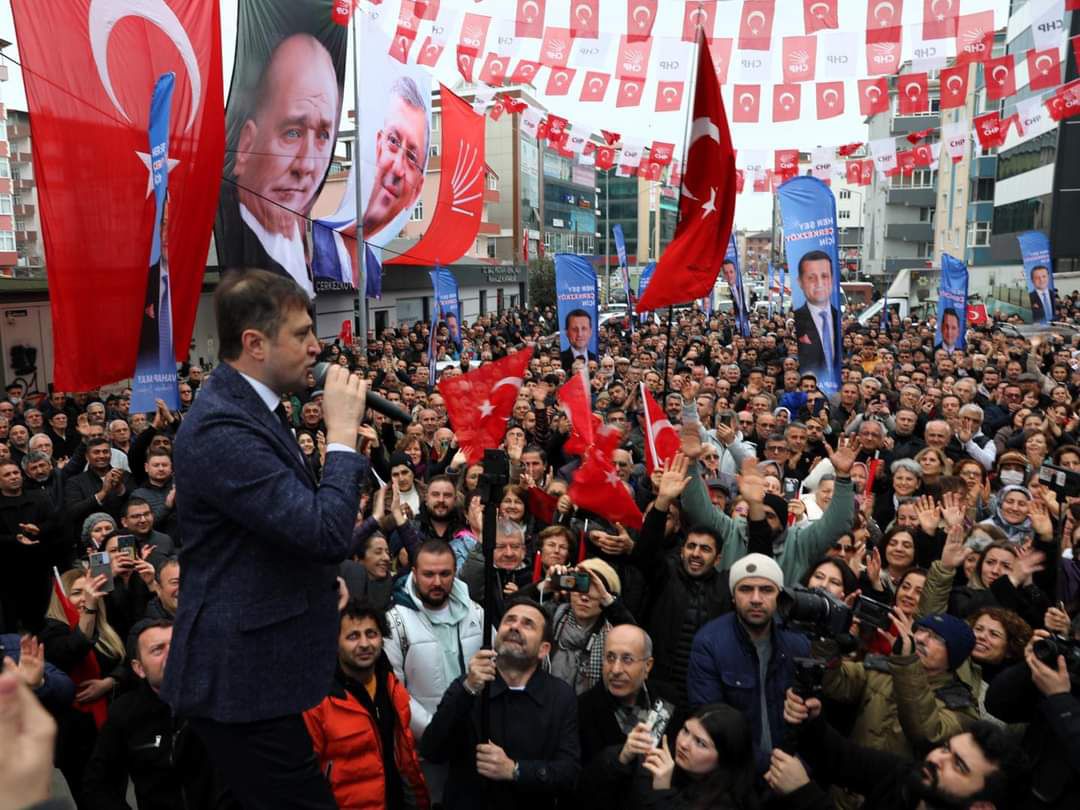 VAHAP AKAY GELİYOR Dün, bugün, yarın… Her şey Çerkezköy için!<br>Bugün, 31 Mart Pazar günü yapılacak Yerel Seçimlerde Çerkezköy Belediye Başkanlığını yeniden kazanmak için İlçe Başkanlığımızdan  yola çıktık.<br>Örgütümüz güçlü, heyecanımız yüksek. 10 sene önce başlayan Çerkezköy sevdamızın en güzel hikayesini yazmak için geliyoruz.<br>31 Mart’ta Çerkezköy’de tarih yazacağız. Rekor oyla Çerkezköy’ümüz ve Tekirdağ’ımız için omuz omuza çalışacağız.<br>Hep birlikte başaracağız!