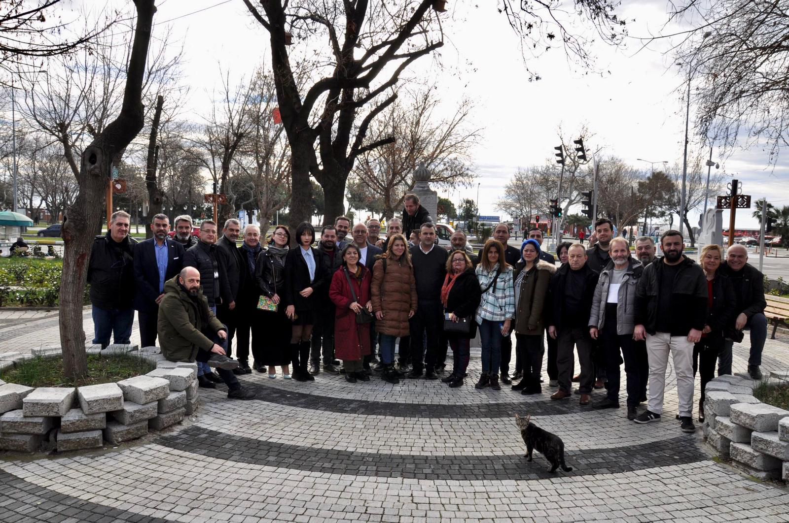 Halkın Adayı ,halk adamı Volkan Nallar  Belediye Başkanı olmak Çocukluk Hayalimdi !<br><br>CHP Tekirdağ Süleymanpaşa Belediye Başkan adayı Volkan Nallar suleymanpaşa yerel Basın mensuplarıyla bir araya geldi .<br><br>Yoğun bir katılımın gerçekleştiği programda Başkan adayı Volkan Nallar <br>Ana başlıklarla Süleymanpaşa ‘da gerçekleştirmeyi  düşündüğü projelerden bahsetti.<br>Kadınlar, çocuklar,yaşlılarımız,emeklilerimiz birinci önceliğimiz olacak .<br>Huzurla yaşabilir bir Süleymanpaşa gerçekleştireceğiz diyerek sözlerine devam eden Volkan Nallar, kent lokantaları,her mahalleye açık ve kapalı alanı olan düğün salonları yapacağım dedi.<br><br>Yeni bir çok  vakıf üniversitenin ilçemize kazandırılması için mücadele edeceğim, sahil şeridini daha düzenli ve güzel hale getirip yıllardan beri kimliğinde bir türlü adı konanayan Süleymanpaşaya hak ettiği adını koyacağız ,<br><br>Çözüm odaklı  Başkan olmayı ,sosyal belediyecilik ‘le sizleri tanıştırmaya  geliyorum  diyerek sözlerine son verirken, AK parti Süleymanpaşa Belediye sinide eleştirmeyi unutmadı “kataloglara bastılar ama yapmadılar ,yapamadılar” diyerek sözlerini tamamlayan Başkan adayı Volkan Nallar <br>Son olarak basın mensuplarıyla hatıra fotoğrafı çektirdi.<br>tekirdagozgurhaber