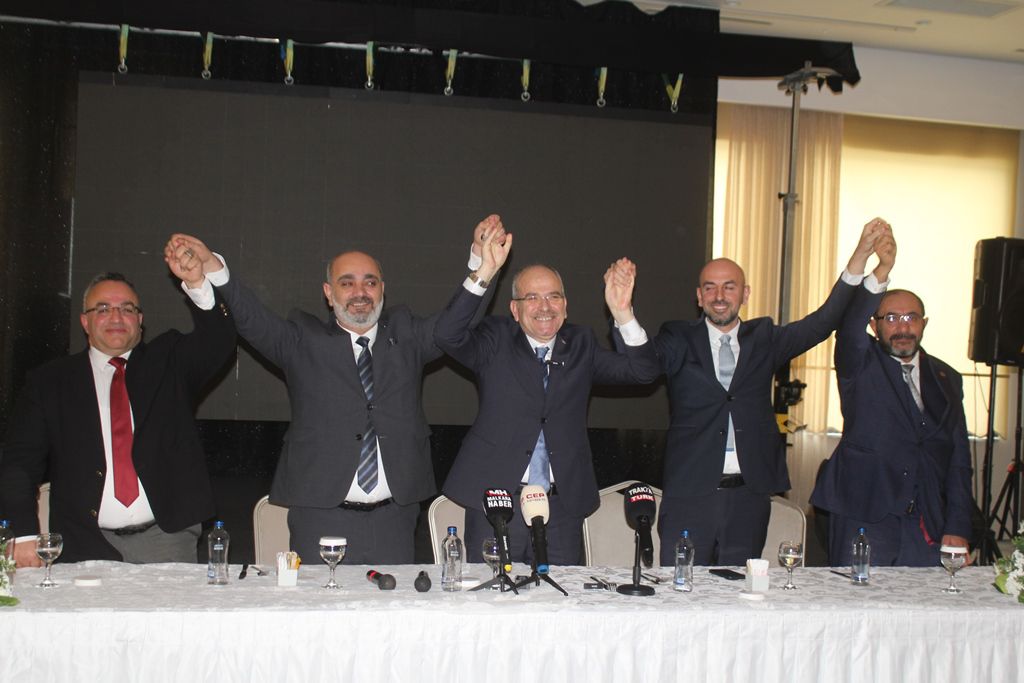 BÜYÜKŞEHİRDE ÜÇLÜ İTTİFAK, Gelecek Partisi, Deva Partisi ve Saadet Partisinin Tekirdağ Büyükşehir Belediye Başkan ortak  Adayı Ahmet Akçay oldu.<br><br>By Wyndham Ramada Otelde yapılan ve Gelecek Partisi İl Başkanı Recep Nişancı, Deva Partisi İl Başkanı Hasan Berk Çebi, Saadet  Partisi İl Başkanı Halil İbrahim  Kart’ın da   hazır bulunduğu aday tanıtım toplantısında konuşan Akçay öncelikle depremle ilgili konulara öncelik vereceklerini söyledi.<br><br>İl Başkanı Recep Nişancı da bazı ilçelerde 3 partinin ortak seçime gireceklerini bazı ilçelerde de tüm partilerin kendilerinin seçime katılacağını söyledi.