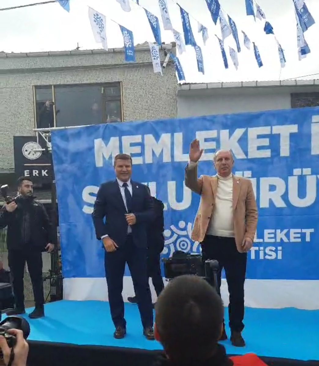 MUHARREM İNCE EREĞLİ’De Marmaraereğli adayını tanıttı<br>&nbsp;&nbsp; Memleket Partisi Genel Başkanı Muharrem İnce aday tanıtımı için önce Yeniçiftlik, daha sonra da Marmaraereğlisindeydi.<br>&nbsp;&nbsp;&nbsp;&nbsp; Yeniçiftlikte Parti seçim ofisini ziyaret edip partililere kısa bir konuşma yapan İnce konvoy eşliğinde Ereğli’ye geçti.<br>&nbsp;&nbsp;&nbsp; Marmaraereğlisinde meydanda hazırlanan platformda bir konuşma yapan Belediye Başkan adayı Mithat Soylu coşkulu kalabalığa seslenerek, “Çocukluğumun geçtiği Ereğlide siyasete ara vermiştim ama yoğun talep üzerine elimi değil gövdemi taşın altına koyarak aday oldu .Vizyon sahipleri nerede? İthal adaylara değil kendi çocuğunuza sahip çıkın” dedi.<br>&nbsp;&nbsp;&nbsp;&nbsp; Genel Başkan Muharrem İnce de ,” Ne Cumhur ne Millet tek yol Memleket” sloganını tekrarlayarak, ” Mithat kardeşime destek verin ben iktidar yürüyüşünü Ereğli’den başlatıyorum” dedi.<br>&nbsp;&nbsp;&nbsp;&nbsp;&nbsp; Programda CHP’den aday gösterilmediği için istifa edip Memleket Partisi’ne geçen CHP eski ilçe başkanı Tolga Çalışkan’a rozeti Genel Başkan Muharrem İnce taktı.