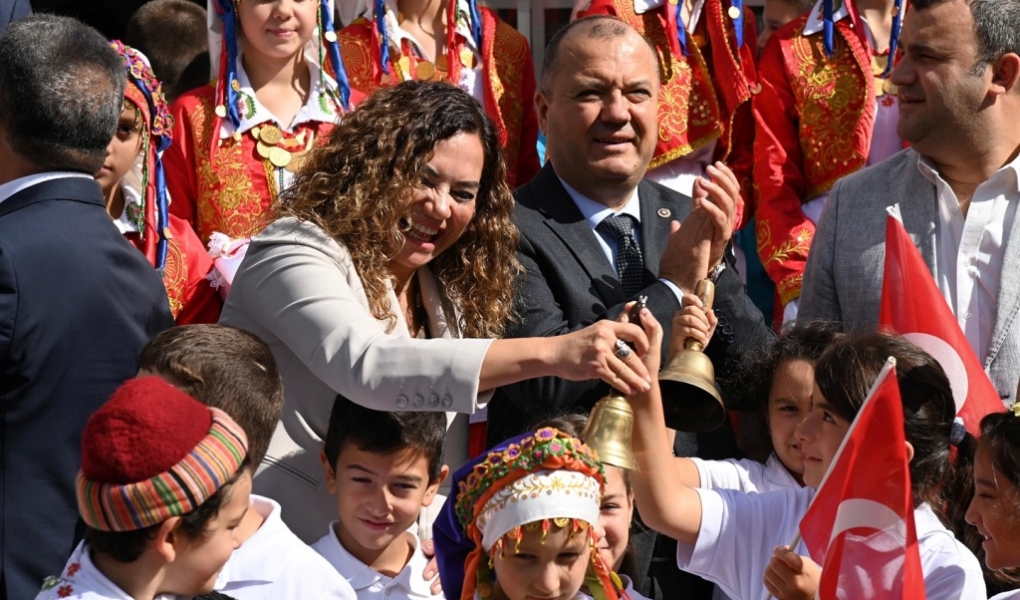 CANDAN BAŞKAN İLK DERS ZİLİ PROGRAMINDA ÖĞRENCİ VE EĞİTİMCİLERİN YANINDAYDI