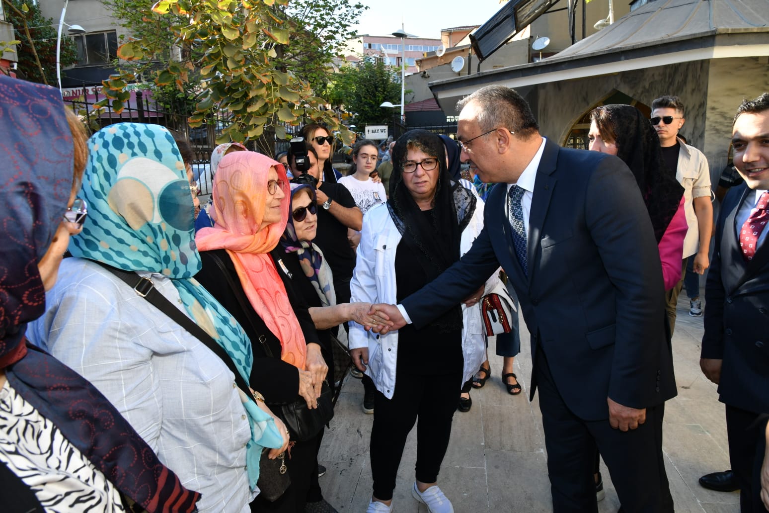 Vali Soytürk Emekli Emniyet Müdürü Merhum Oktay Çeşmelilerin Cenaze Töreni’ne Katıldı