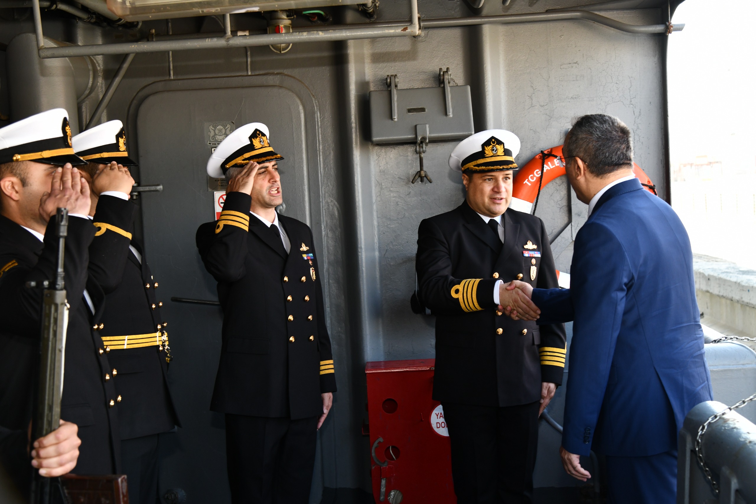 Vali Soytürk ve Eşi Nurdan Soytürk TCG Alemdar Gemisi’ni Ziyaret Etti