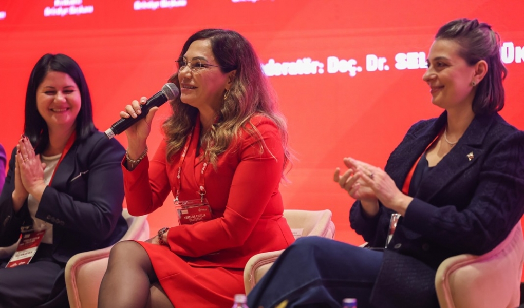 CANDAN BAŞKAN YEREL EŞİTLİK ÇALIŞTAYI’NDA KONUŞTU: “KADININ OLDUĞU YERDE UMUT OLUR.”