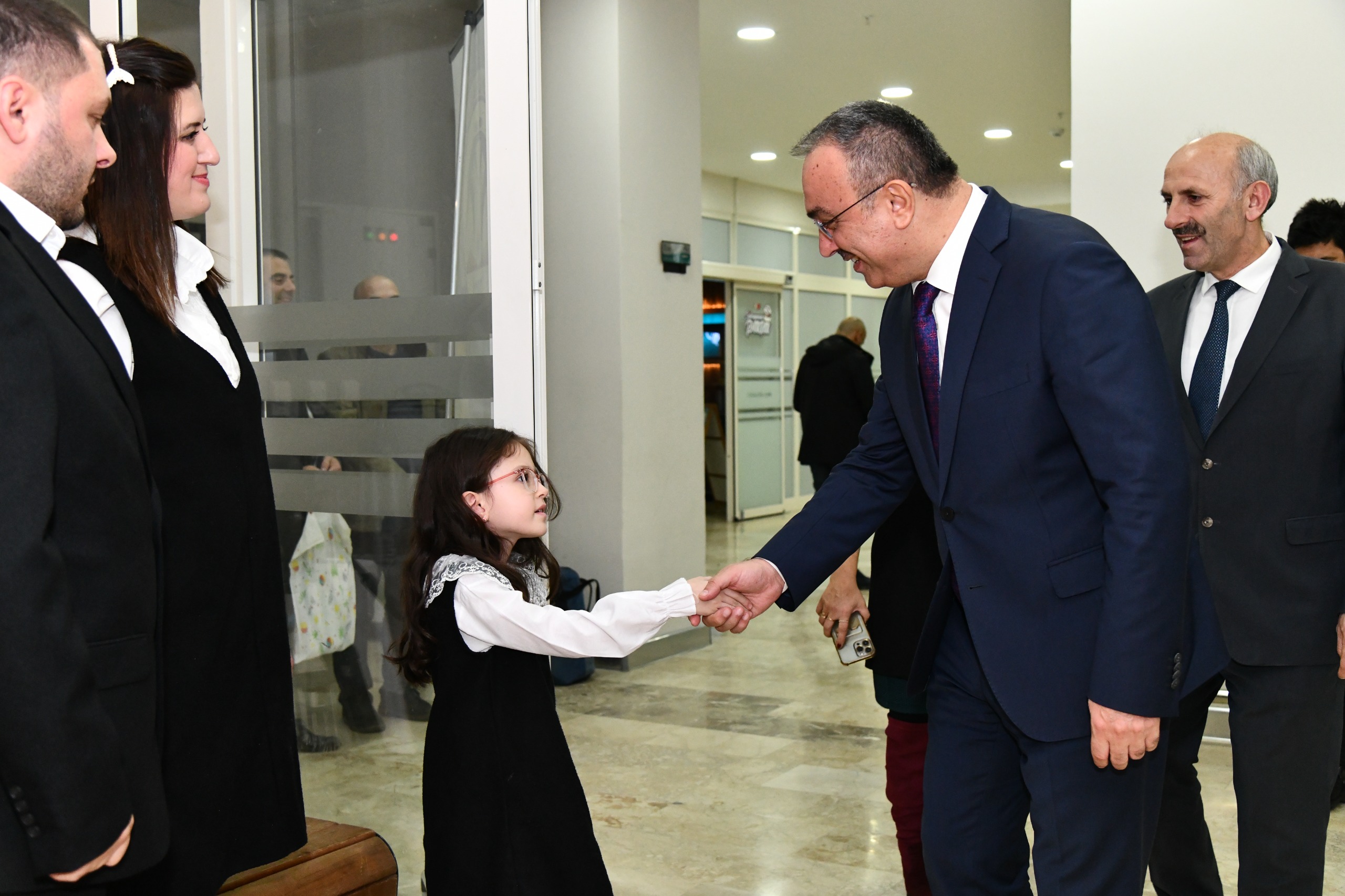 Vali Soytürk Minik Ressamın Resim Sergisini Ziyaret Etti