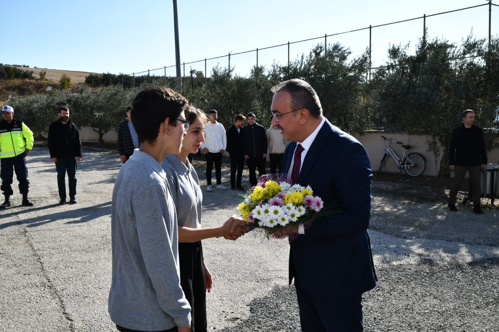 Vali Soytürk Zeytinden Çeşitli Ürünlerin Üretildiği Okulu Ziyaret Etti