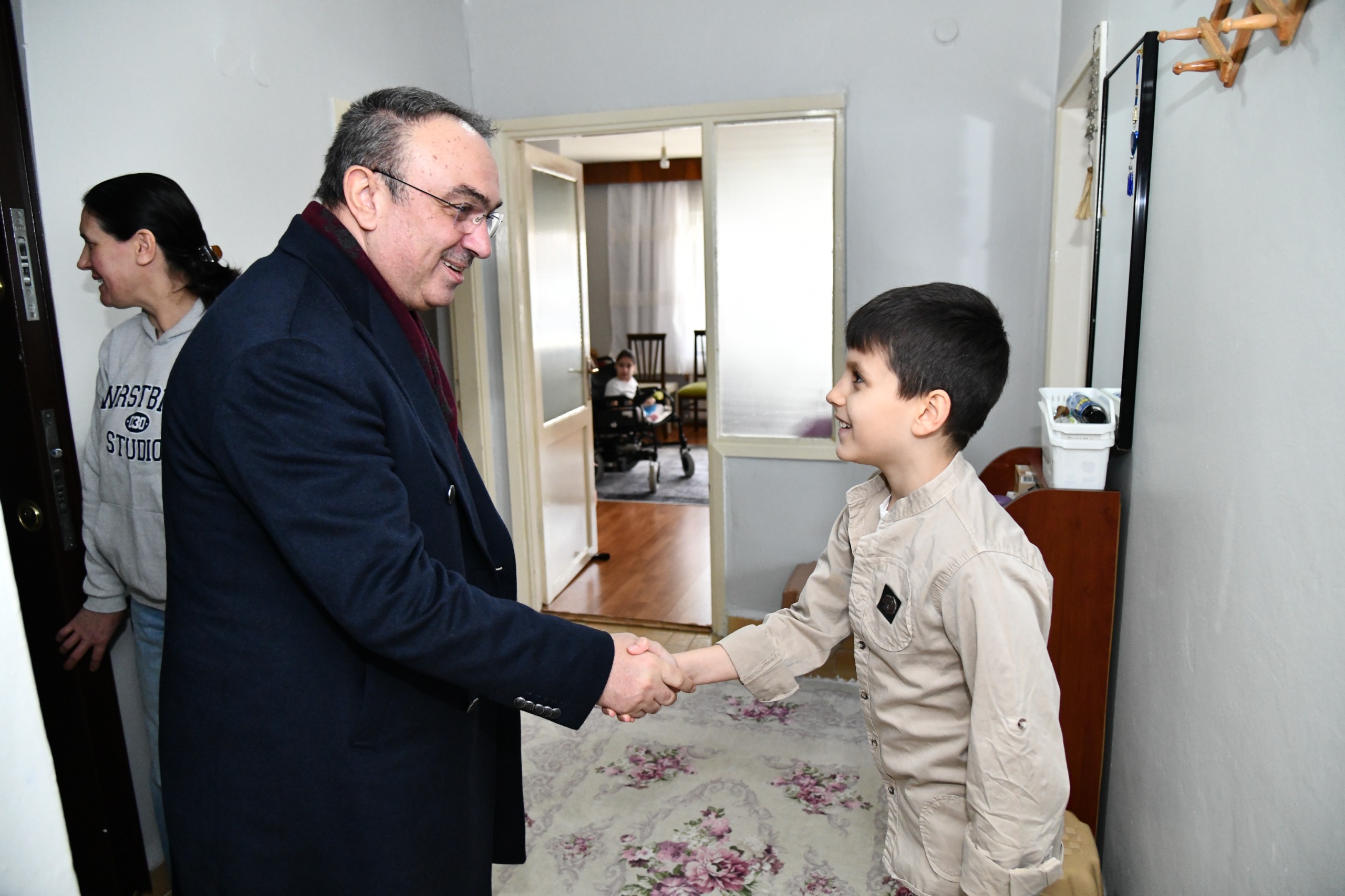 Evde Eğitim Gören Öğrenci Emine Naz Kukoğlu Karnesini Vali Soytürk’ten Aldı