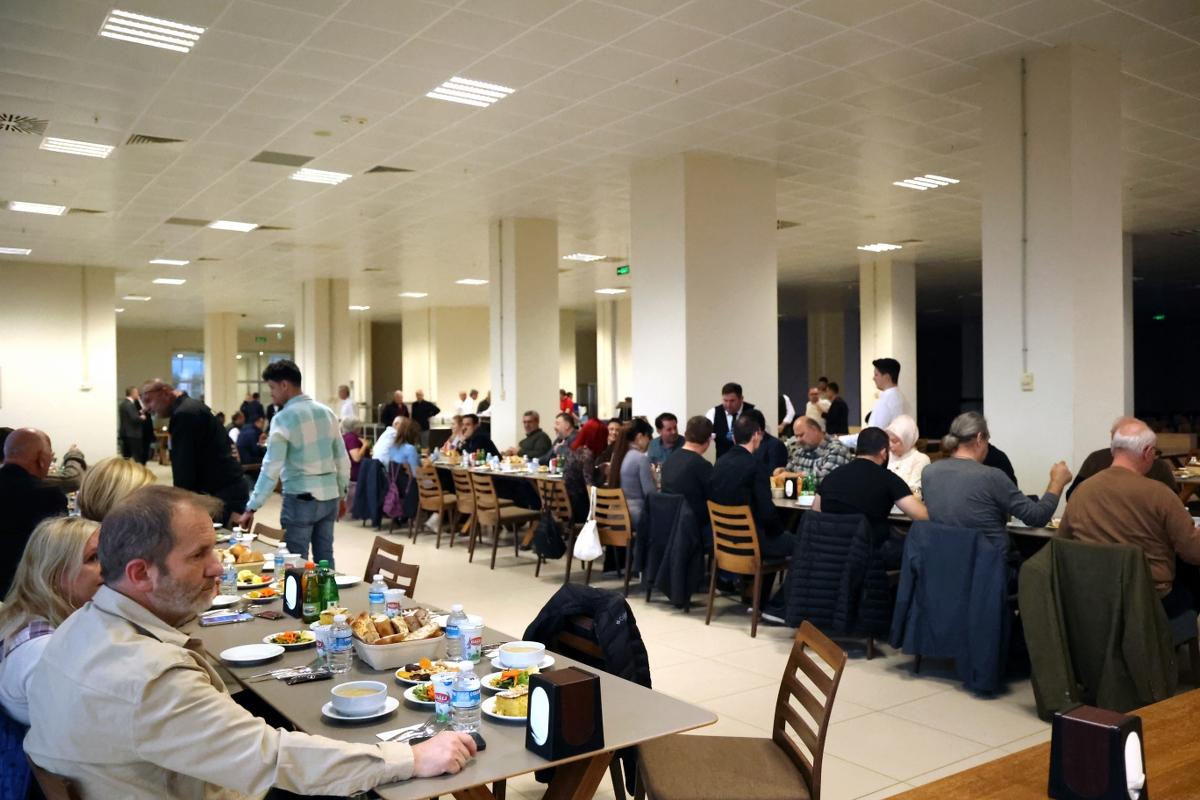 ÜNİVERSİTEMİZ REKTÖRÜ PROF. DR. MÜMİN ŞAHİN TEKİRDAĞ BASINIYLA İFTARDA BULUŞTU