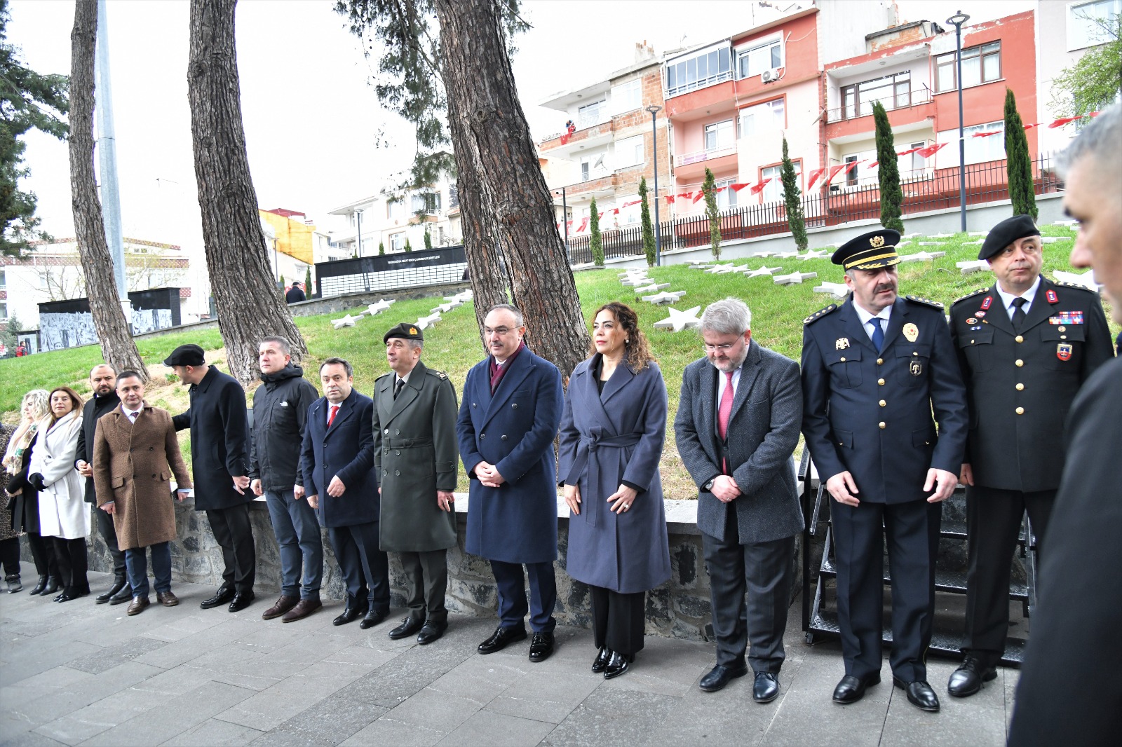 Vali Soytürk 18 Mart Şehitleri Anma Günü ve Çanakkale Zaferi’nin 110. Yıldönümü Münasebetiyle Şehitliği Ziyaret Etti