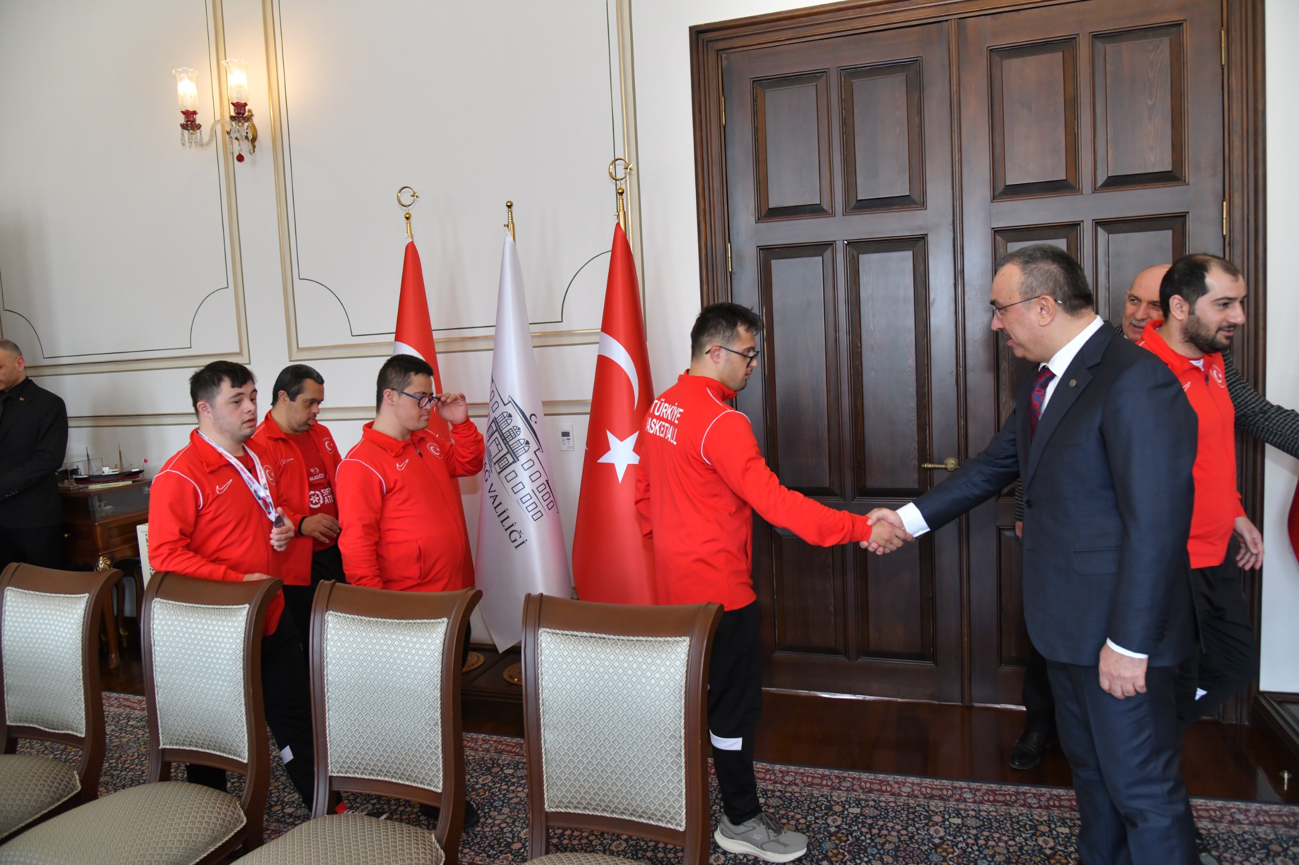 Vali Soytürk Dünya Down Sendromu Farkındalık Günü Münasebetiyle Down Sendromlu Sporcuları Makamında Kabul Etti