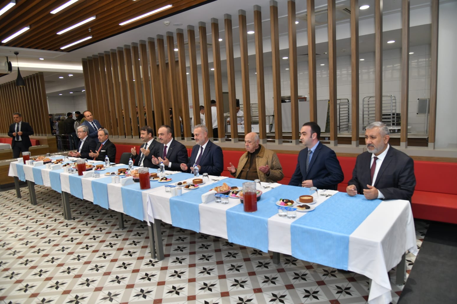 Vali Soytürk Sağlık Çalışanları İle İftar Yaptı