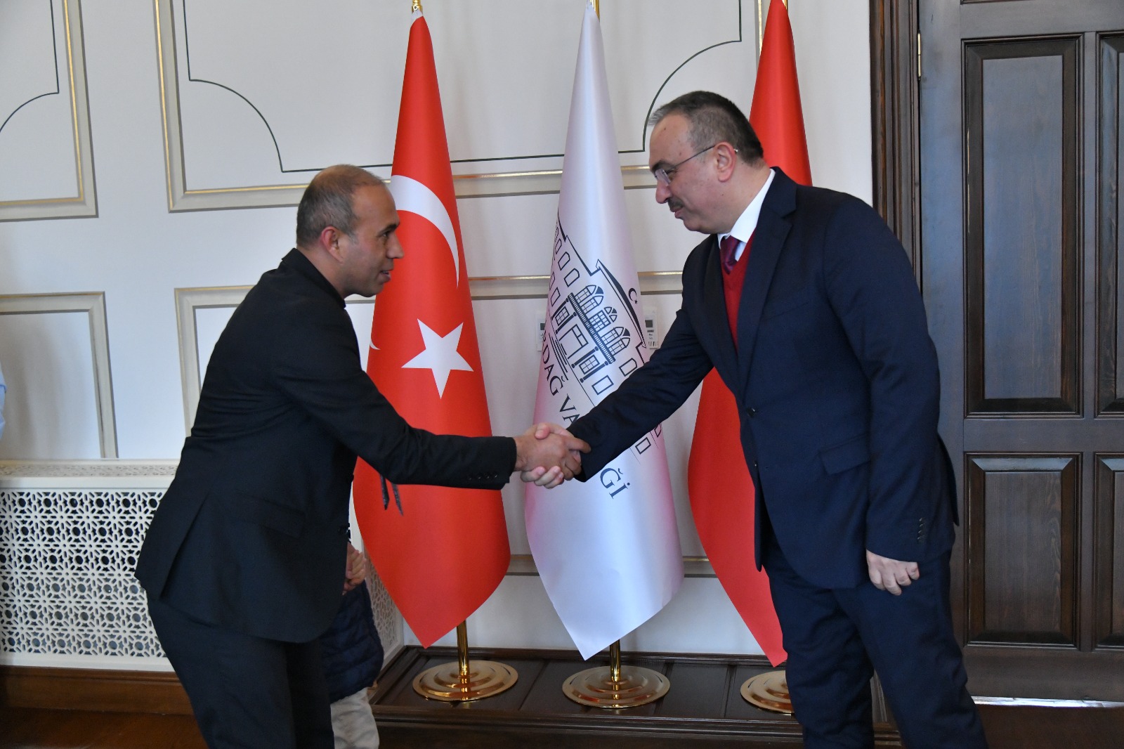 Vali Soytürk Şehit Ailelerine ve Gazimize Devlet Övünç Madalyası ve Beratı’nı Tevcih Etti