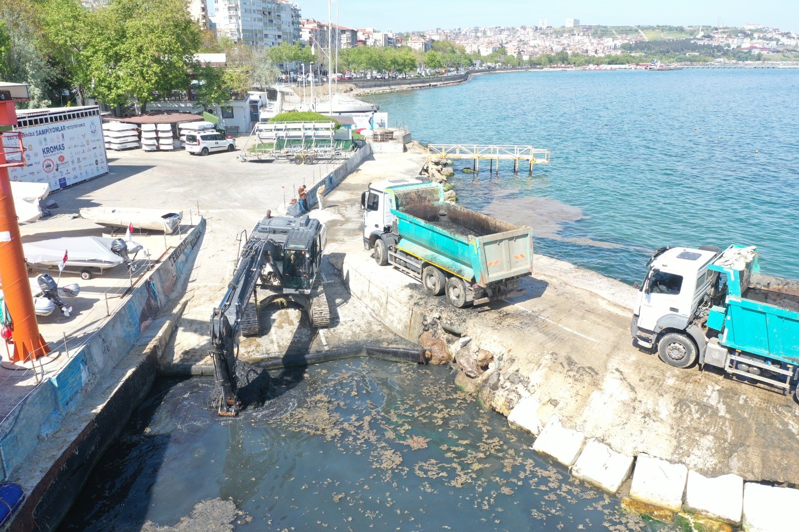 Süleymanpaşa Belediyesi Sahilde Müsilaj Temizliği Yaptı