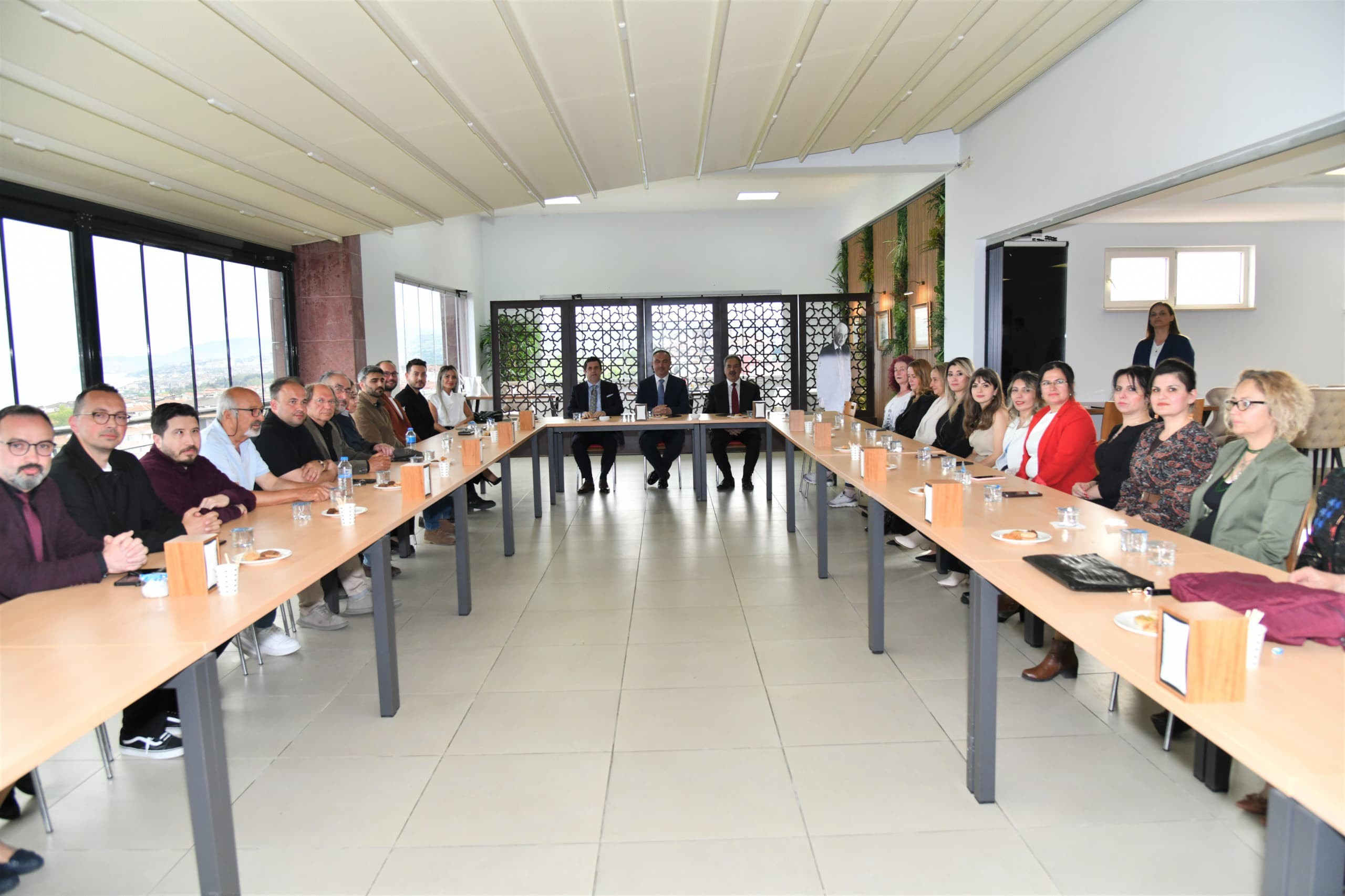 Vali Soytürk, Prof. Dr. Alâeddin Yavaşça Besteleri Konseri’nde Görev Alanlara Takdir ve Teşekkür Belgesi Verdi