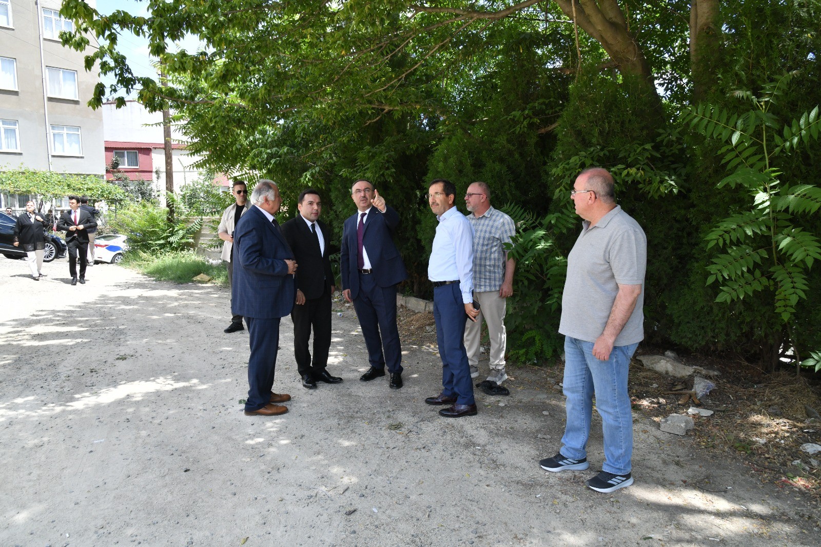 Vali Soytürk Okul Yapılması Planlanan Arsada İncelemelerde Bulundu