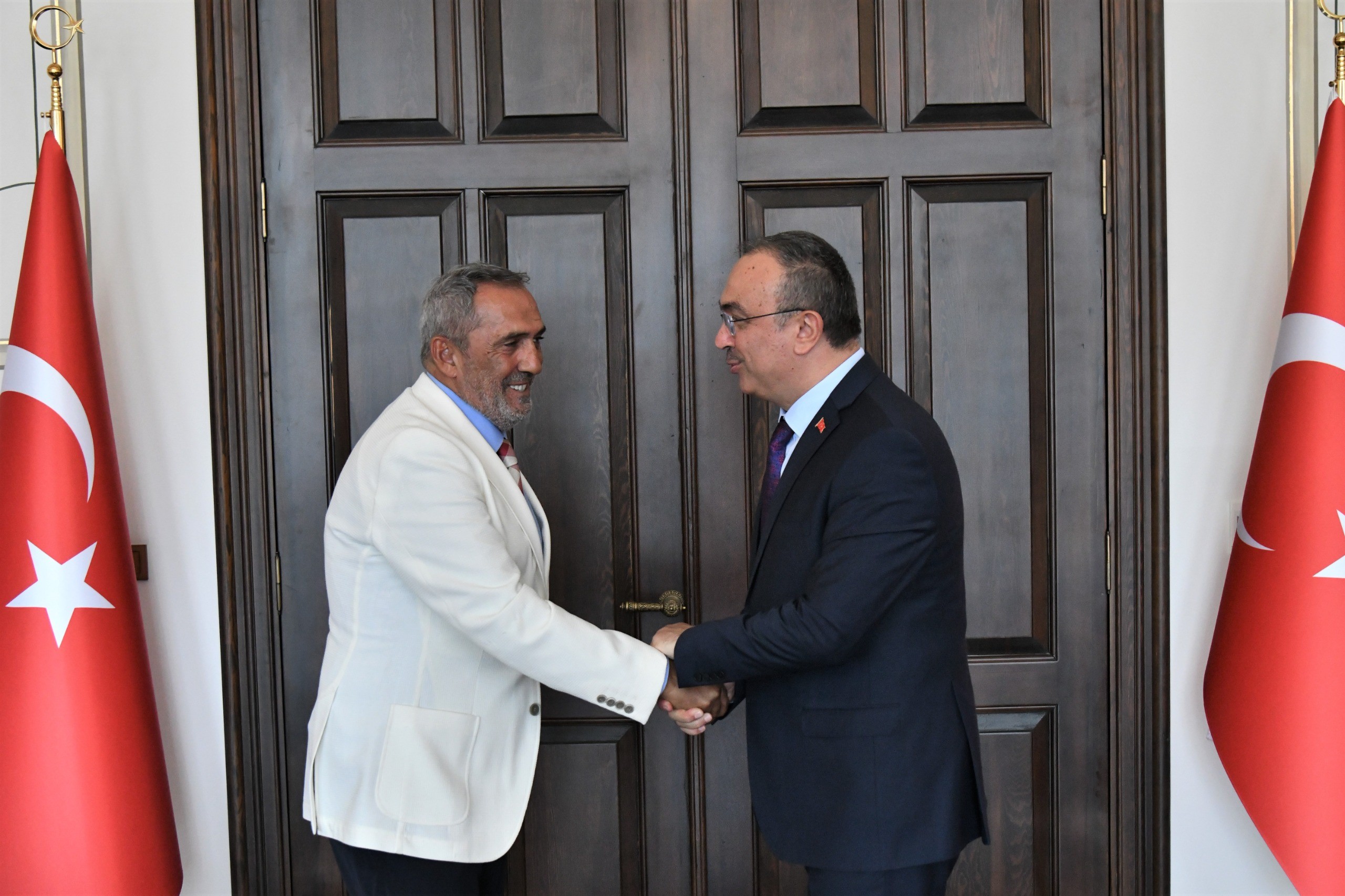 Sanatçı Yavuz Bingöl Vali Soytürk’ü Ziyaret Etti