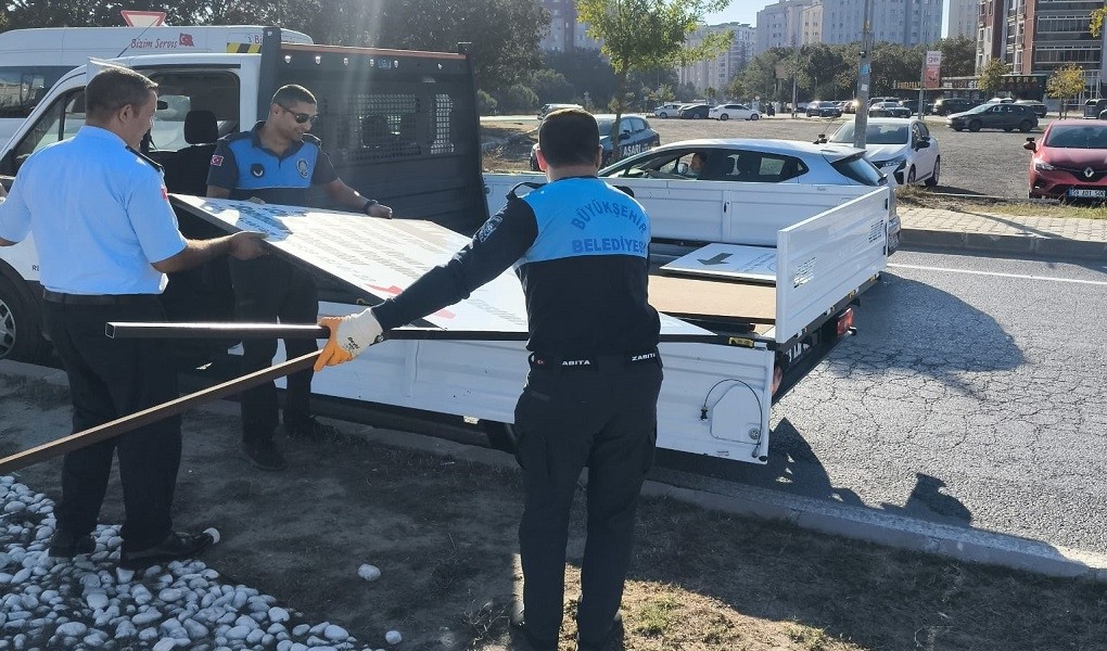 BÜYÜKŞEHİR ZABITA EKİPLERİNDEN İZİNSİZ REKLAM ELEMANLARINA GEÇİT YOK