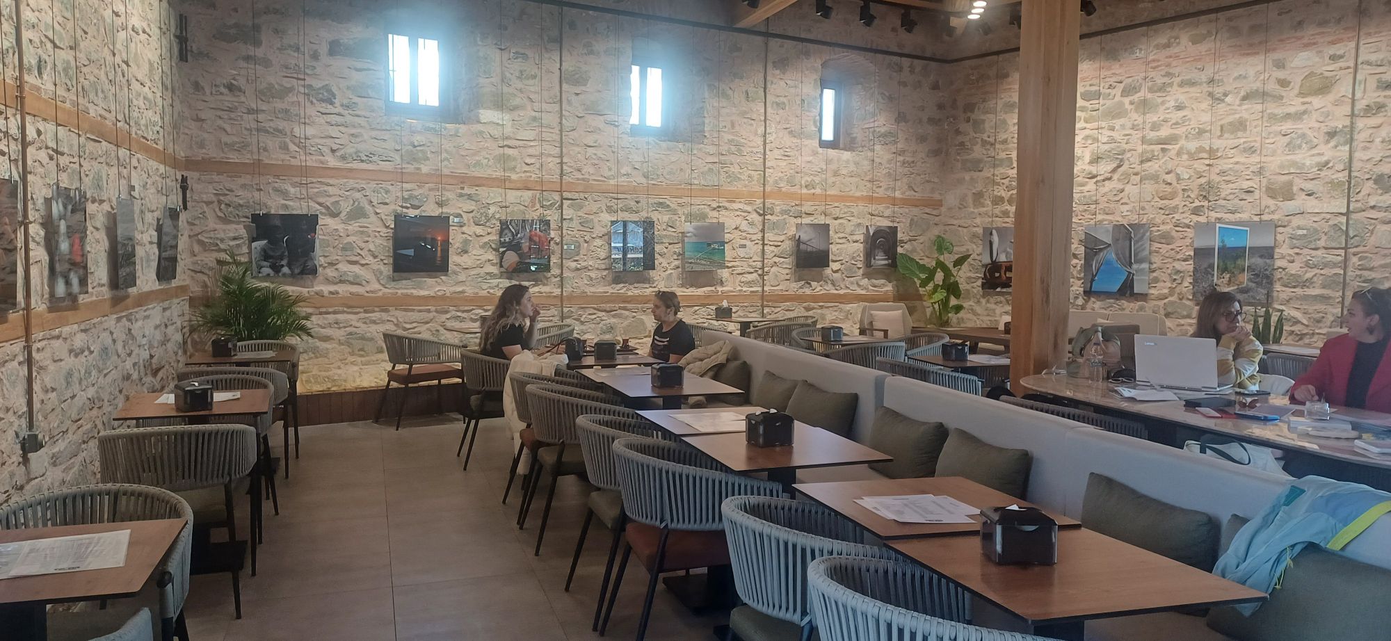 Zübeyde Hanım Kafe: Tekirdağ’ın Yeni Gözdesi<br><br>Tekirdağ’ın kalbinde yer alan Zübeyde Hanım Kafe, hem tarihi dokusu hem de modern atmosferiyle şehrin en farklı mekanlarından biri olarak öne çıkıyor. <br>İşletmeciliği Tek Tur A.Ş’ye ait olan bu özel işletme, Tekirdağ Büyükşehir Belediyesi’nin değerli katkılarıyla hayat buldu.<br><br>Farklı Bir Atmosfer<br><br>Son günlerde yapılan kapsamlı tadilatlarla birlikte, Zübeyde Hanım Kafe,Tektur Genel müdüresi Berfu Tekbaş Hanım’ın liderliğinde yeni bir kimliğe büründü. <br><br>Berfu Hanım’ın bilgi birikimi ve çalışma azmi, bu mekanı sadece bir kafe değil, aynı zamanda bir sosyal buluşma noktası haline getirdi. <br>Candan Yüceer Başkan’ın desteğiyle, mekanın her köşesinde hissedilen sıcak bir atmosfer yaratıldı.<br><br>Tarih ve Modernlik Bir Arada<br><br>Zübeyde Hanım Kafe, ziyaretçilerine hem tarihi bir deneyim sunuyor hem de modern bir ortamda keyifli vakit geçirme imkanı tanıyor.<br>Çayınızı, kahvenizi ve lezzetli pastalarınızı yudumlarken, geçmişin izlerini de hissedebileceğiniz bu mekan, Tekirdağlılar için adeta bir buluşma noktası haline geldi.<br><br>Tekirdağ ‘da Özel bir mekan<br><br>Zübeyde Hanım Kafe, Tekirdağlılara hitap eden özel bir mekan olarak, şehrin kültürel dokusunu yansıtan etkinlikler ve aktiviteler düzenlemeyi hedefliyor. <br>Burada, hem yerel lezzetleri tatma fırsatı bulacak hem de sosyal etkileşimde bulunabileceksiniz.<br><br>Zübeyde Hanım Kafe, Tekirdağ’ın ruhunu yansıtan, modern ve samimi bir ortam sunarak, şehrin sosyal yaşamına yeni bir soluk getiriyor.<br><br>Hem Berfu Tekbaş Hanım’ın hem de Candan Yüceer Başkan’ın katkılarıyla, bu mekan, Tekirdağlılar için vazgeçilmez bir adres olmaya aday. Şehrin bu yeni gözdesini ziyaret etmeyi unutmayın!<br>#TekirdağBüyükşehirBelediyesi <br>#Tektur <br>#CandanYüceer <br>@öne çıkar<br>tekirdagozgurhaber