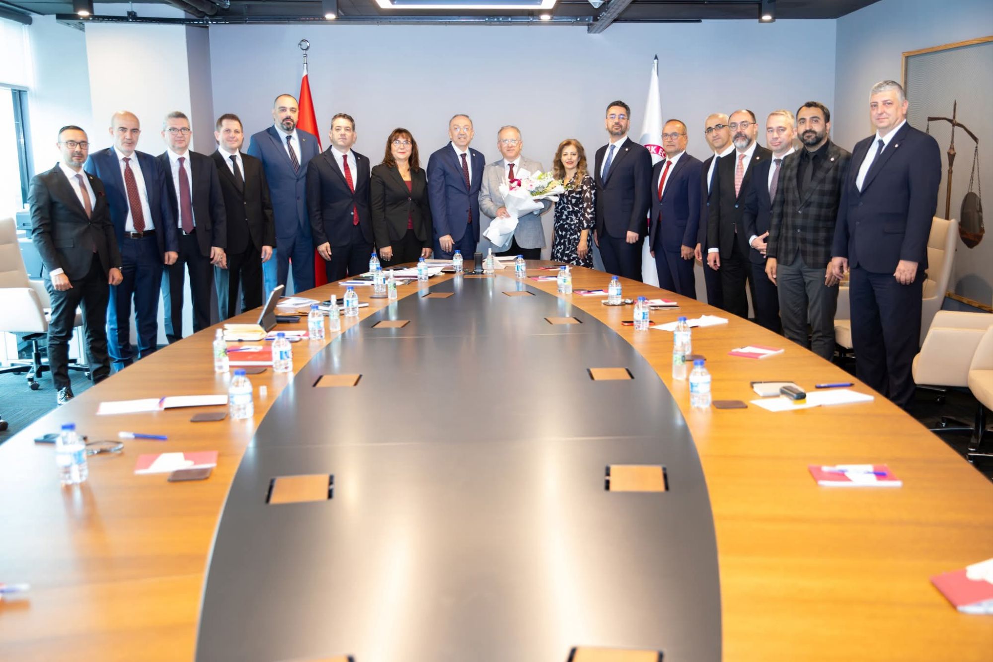 TÜRK ECZACILARI BİRLİĞİ 45. DÖNEM MERKEZ HEYETİ VE DENETLEME KURULU GÖREV DAĞILIMI GERÇEKLEŞTİ<br>Türk Eczacıları Birliği’nin Ankarada yapılan 45. Olağan Büyük Kongresinde&nbsp; merkez organlarının seçimi ile göreve gelen 45. Dönem Merkez Heyeti ve Denetleme Kurulu,&nbsp; 45. Olağan Büyük Kongre Divan Başkanlığı’ndan Divan Başkanı Ecz. Sinan Usta, Yazman Ecz. Özgül Dündar Berk ve Yazman Ecz. Evren Demir Cebe’nin katılımı ile gerçekleştirdiği ilk toplantıda görev dağılımını oluşturdu.<br><br>45. Dönem Merkez Heyeti ve Denetleme Kurulu’nun görev dağılımı aşağıdaki şekilde gerçekleşti:<br>Merkez Heyeti;<br>•Ecz. Mehmet İrfan Demirci – Başkan<br>•Uzm. Ecz. Abdullah Caner Güven – II. Başkan<br>•Uzm. Ecz. Taner Ercanlı – Genel Sekreter<br>•Ecz. Tolga Mumcu Çetinkaya – Sayman<br>•Ecz. Fatih Özçifçi – Merkez Heyeti Üyesi<br>•Uzm. Ecz. Hayrullah Fikret Baransel – Merkez Heyeti Üyesi<br>•Ecz. Fehmi Onur Özgüven – Merkez Heyeti Üyesi<br>•Ecz. Oğuzhan Sürme – Merkez Heyeti Üyesi<br>•Ecz. Gürkan Kılıçcıgil – Merkez Heyeti Üyesi<br>•Ecz. Zeki Salih Özcan – Merkez Heyeti Üyesi<br>•Ecz. Süleyman Açar – Merkez Heyeti Üyesi<br>Denetleme Kurulu;<br>•Ecz. Furkan Konya – Denetleme Kurulu Başkanı<br>•Ecz. Kerem Edemci – Denetleme Kurulu Üyesi<br>•Ecz. Turgut Pehlivan – Denetleme Kurulu Üyesi