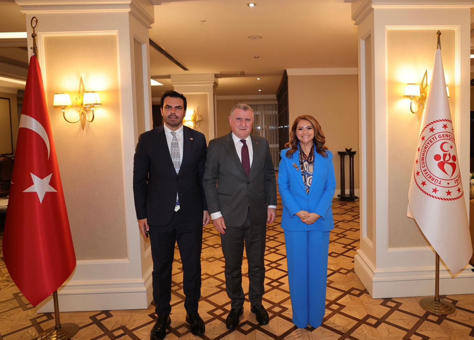 SPOR BAKANAMIZDAN ERGENE’MİZE TAM DESTEK!<br>Ergene Belediye Başkanı Müge Yıldız Topak, ilçedeki gençlik ve spor yatırımlarını güçlendirmek amacıyla Ankara’da önemli bir ziyaret gerçekleştirdi. <br>Ergene Belediye Başkanı Müge Yıldız Topak, Gençlik ve Spor Bakanı Dr. Osman Aşkın Bak’ı, AK Parti Tekirdağ Milletvekili Gökhan Diktaş ile birlikte makamında ziyaret ederek Ergene’de planlanan spor yatırımları hakkında kapsamlı bir görüşme yaptı. Gerçekleşen görüşmede, Ergene’nin genç nüfusuna hitap edecek yeni projeler üzerinde duruldu. İlçeye kazandırılacak yeni spor tesisleri, gençler için planlanan modern spor alanları, mahallelerdeki mevcut spor altyapısının yenilenmesi ve geliştirilmesi gibi konular detaylı şekilde ele alındı. Bunun yanı sıra, gençlerin kişisel gelişimini destekleyecek gençlik projeleri, eğitim programları ve bakanlık destekleri üzerine de verimli bir değerlendirme yapıldı. Başkan Müge Yıldız Topak, Ergene’de uzun yıllardır ihtiyaç duyulan spor alanlarının güçlendirilmesi için bakanlık düzeyinde yürütülen temasların büyük önem taşıdığını belirtti. İlçedeki gençlerin enerjisinin ve potansiyelinin Ergene’nin geleceğine yön vereceğini ifade eden Başkan Müge Yıldız Topak, “Gençlerimizin sosyal, kültürel ve sportif anlamda daha güçlü bir geleceğe sahip olması için her fırsatı değerlendirmeye kararlıyız.” dedi.<br>ERGENE’MİZ İÇİN, GELECEĞİMİZ İÇİN KARARLILIKLA ÇALIŞIYORUZ!<br>Ergene’de yaşayan çocuklar ve gençler için daha fazla imkan oluşturmayı hedeflediklerini vurgulayan Başkan Müge Yıldız Topak, “Gençlerimizin ihtiyaç duyduğu her alanı güçlendirmek, onların güvenli, sağlıklı ve donanımlı bir şekilde yetişmesine katkı sunmak bizim için en temel önceliktir. Ergene’miz için, geleceğimiz için kararlılıkla çalışıyoruz. Bu süreçte destekleri için Gençlik ve Spor Bakanımız Sayın Dr. Osman Aşkın Bak’a ve AK Parti Tekirdağ Milletvekilimiz Sayın Gökhan Diktaş’a tüm Ergene halkı adına teşekkür ederim. Ergene Belediyesi olarak gençlere yönelik projelerimiz hız kesmeden sürecek. Bizler de ilçemizin her mahallesine değer katacak spor yatırımlarının takipçisi olacağız.” ifadelerini kullandı.