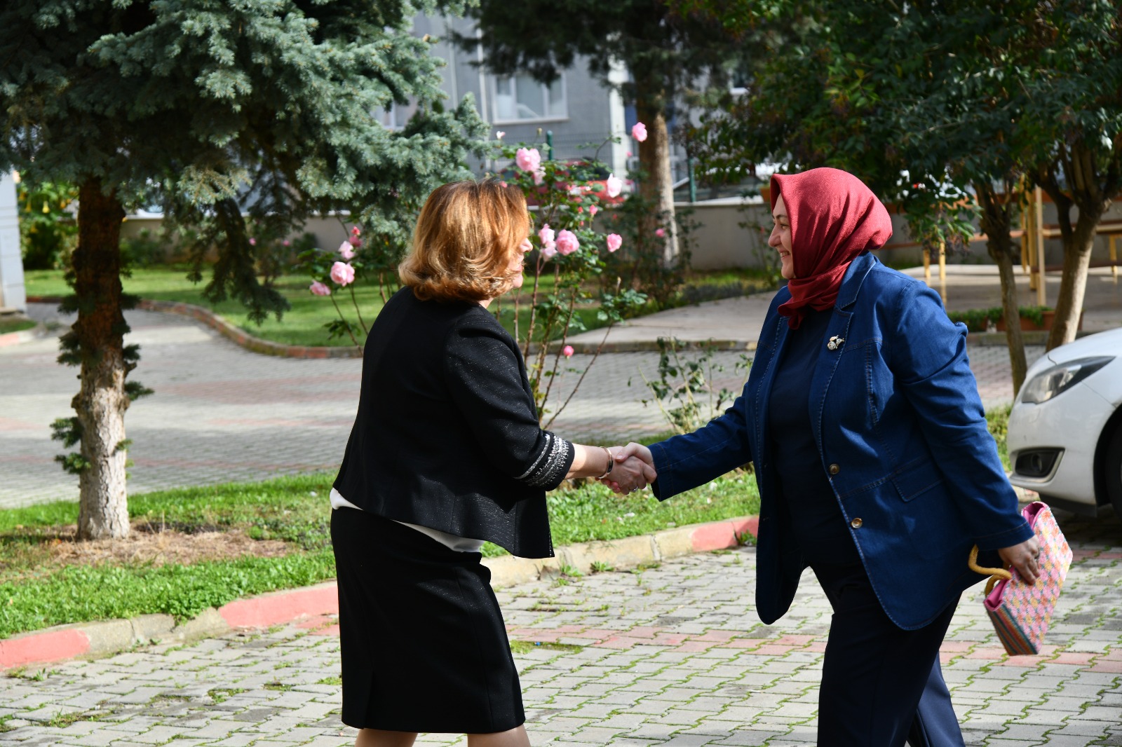 Vali Soytürk ve Eşi Nurdan Soytürk Eğitime Destek Amacıyla Düzenlenen Kermesi Ziyaret Etti