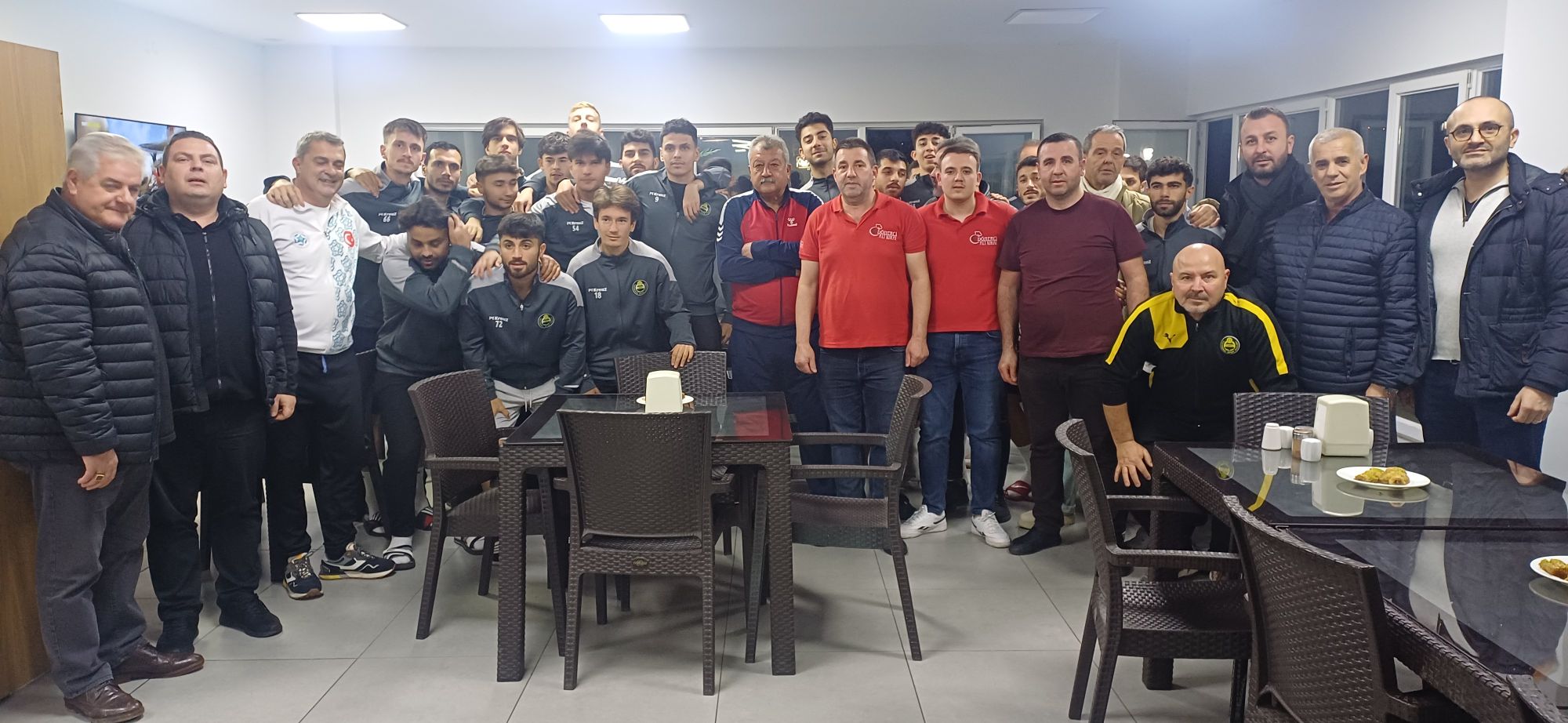 Tekirdağspor’un Dostu: Ali Kıral<br><br>Bu akşamTekirdağspor’un tesislerinde, futbolcularımıza yönelik yapılan anlamlı bir etkinlikte, Dönerci Ali Kıral, lokantacılar ve pastacılar oda başkanı olarak yine takdir topladı. <br>Vefa SK Maç öncesinde futbolcularımıza döner ikramında bulunan Ali Kıral, sadece bir esnaf olarak değil, aynı zamanda Tekirdağspor’un ve Tekirdağlıların güçlü bir destekçisi olarak öne çıktı.<br>Ali Kıral, her zaman olduğu gibi, bu kez de takımımıza olan desteğini göstererek, futbolculara moral vermek için Döner&nbsp; ikram etti.<br>Tekirdağlıların gönlünde taht kuran Ali Kıral, başkanlık misyonunu başarıyla yerine getirirken, aynı zamanda toplumun bir arada olmasına katkıda bulunuyor.<br>Vefa SK Maçı öncesi tekirdağspor&nbsp; tesislerinde verilen yemekte&nbsp; Süleymanpaşa Belediye Başkan Yardımcısı Sayın Emin Benan Utku , Süleymanpaşa Belediyespor Kulübü Başkanı İlter Çelik&nbsp; ve Geçmiş Dönem Tekirdağspor Başkanlarından Salih Canikli , Dönerci Ali Kıral ve Tekirdağspor&nbsp; Yöneticileri, futbolcular katıldı.