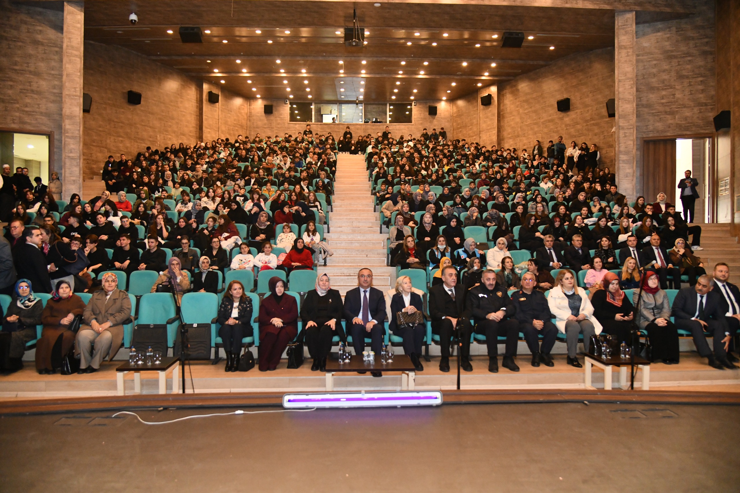 Vali Soytürk ve Eşi Nurdan Soytürk Altın Çağ İsimli Tiyatro Gösterisine Katıldı