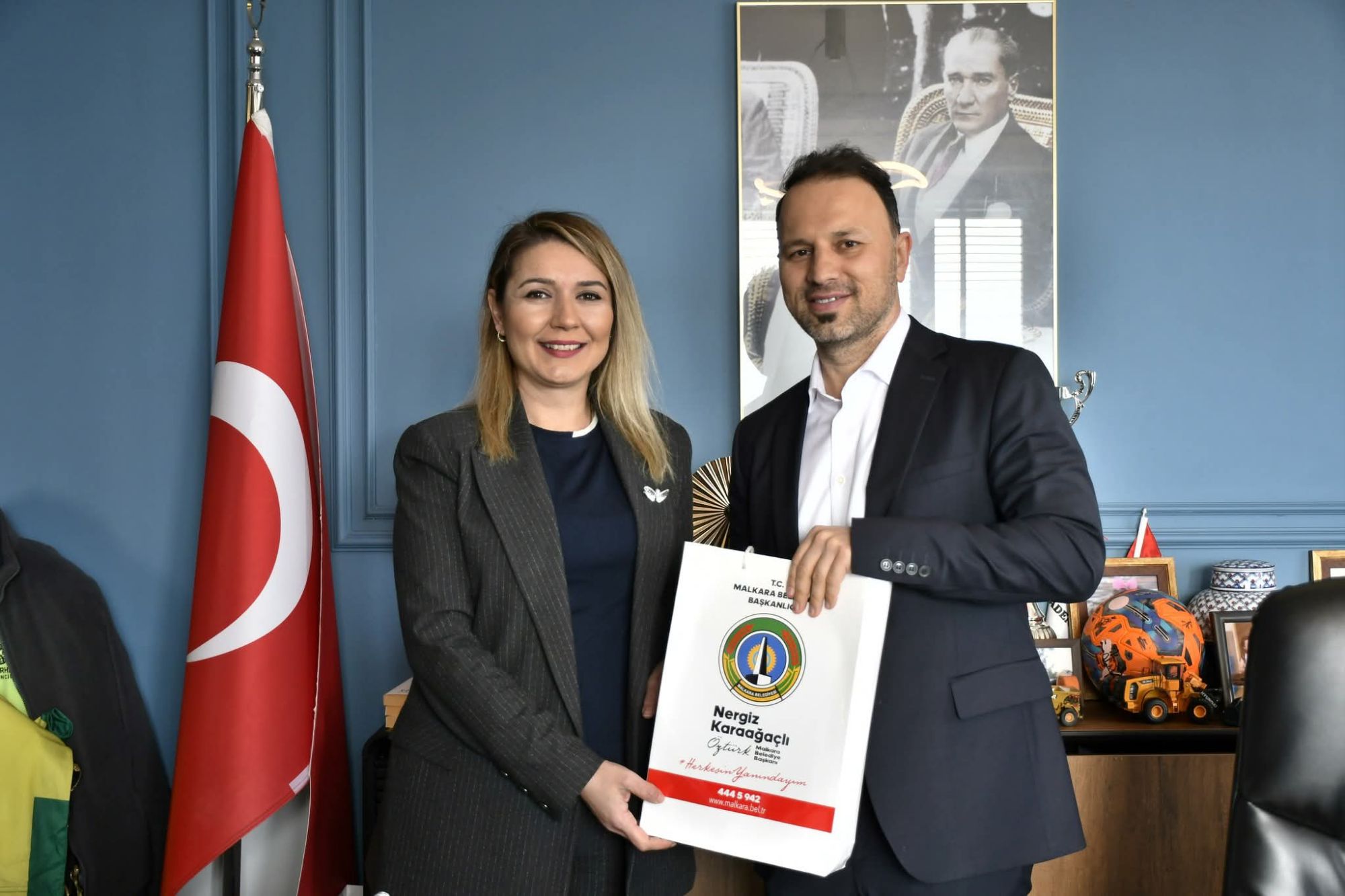 Malkara Belediye Başkanı Nergiz Karaağaçlı Öztürk  ⛏️👷‍♂️ Dünya Madenciler Günü’nde, ilçede bulunan  emekçi maden ocaklarını ziyaret ederek, Musa Kiremitçi, Enes Kiremitçi, Oktay Bakırhan ve Cengiz Uysal ile bir araya geldi.<br><br>Başkan Nergis Karaağaçlı Öztürk; Yer altında, gün yüzü görmeden, büyük bir fedakârlık ve emekle çalışan; alın teriyle ülkemizin kalkınmasına güç katan tüm madencilerimizin bu özel gününü yürekten kutluyorum.<br><br>Nazik misafirperverlikleri için madencilerimize teşekkür ederek çalışmalarında başarılar diledi.<br>tekirdagozgurhaber